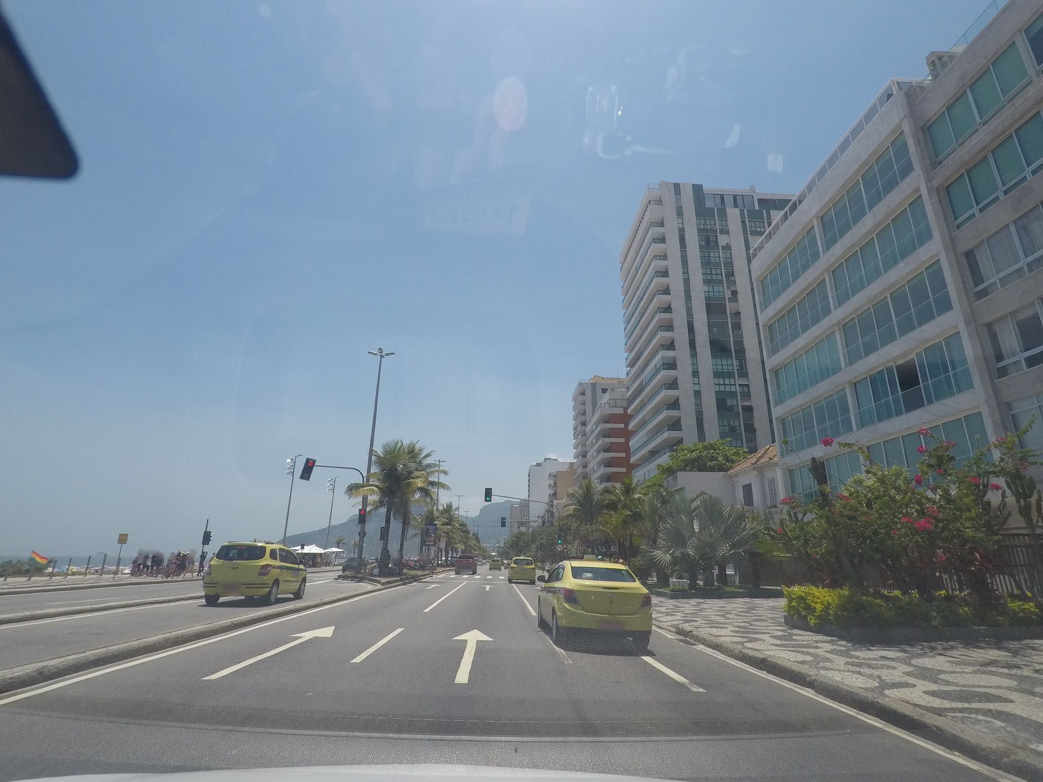 Street-level view near Edifício Claudia, Ipanema