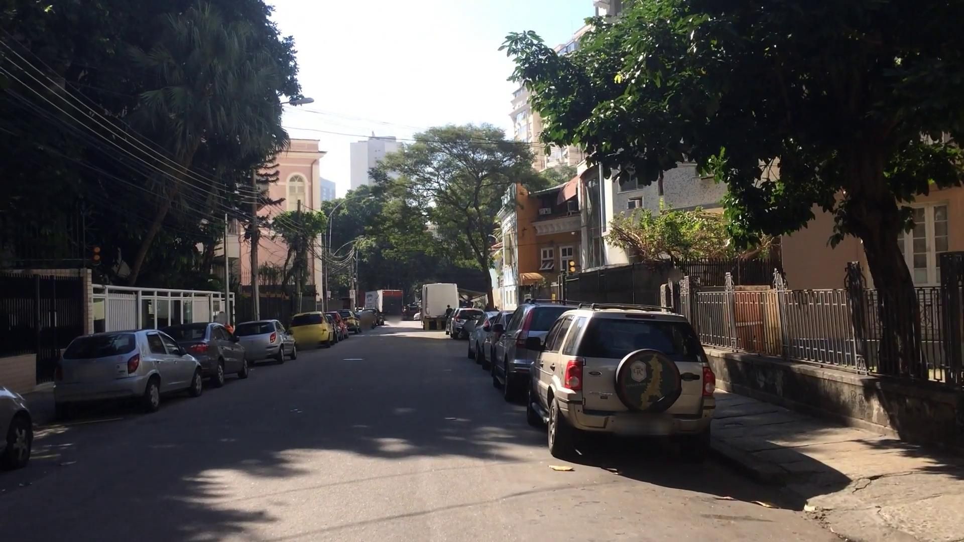 Street-level view near Edifício Clelza, Laranjeiras