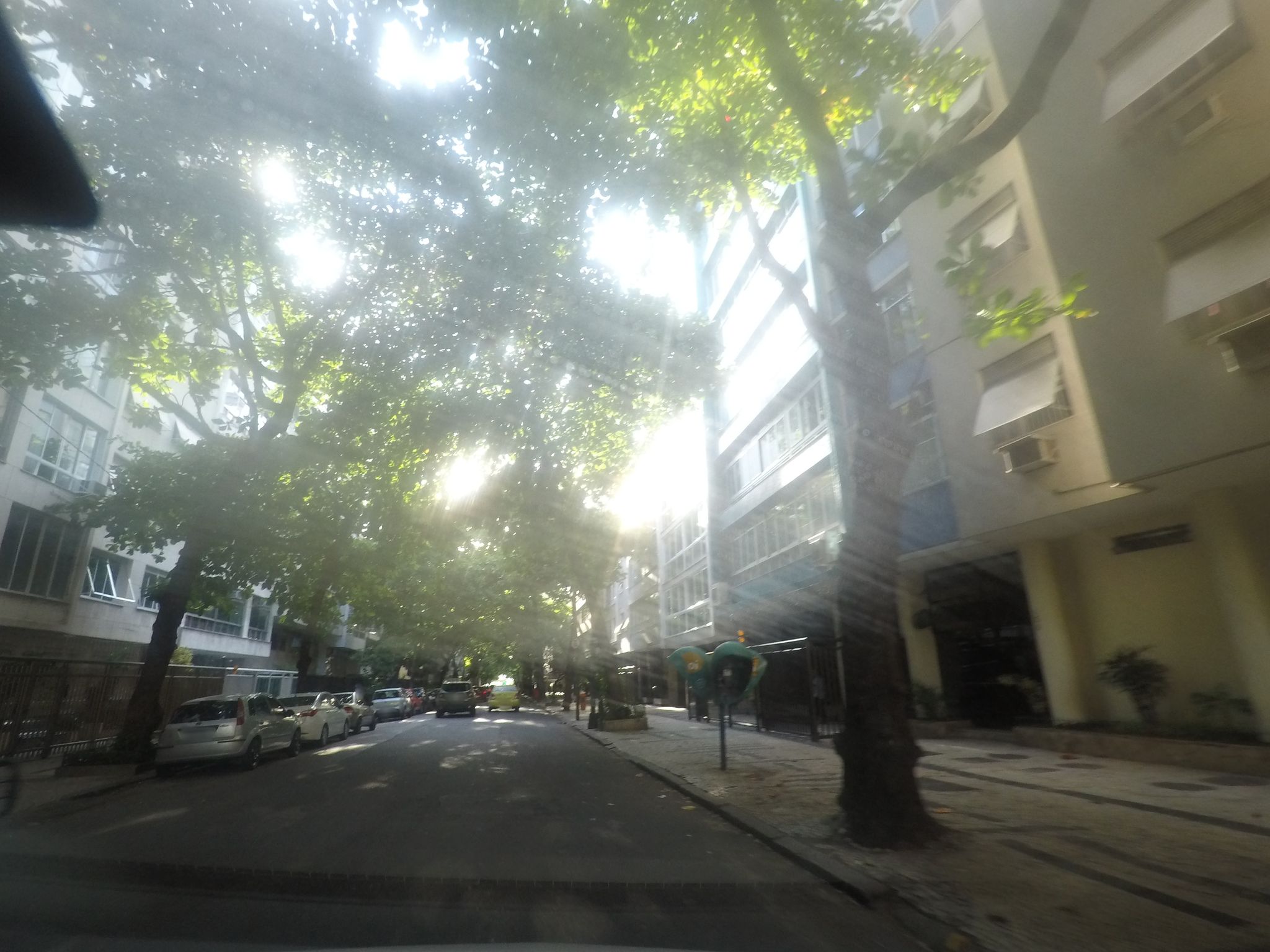 Street-level view near Edifício Clifton, Copacabana