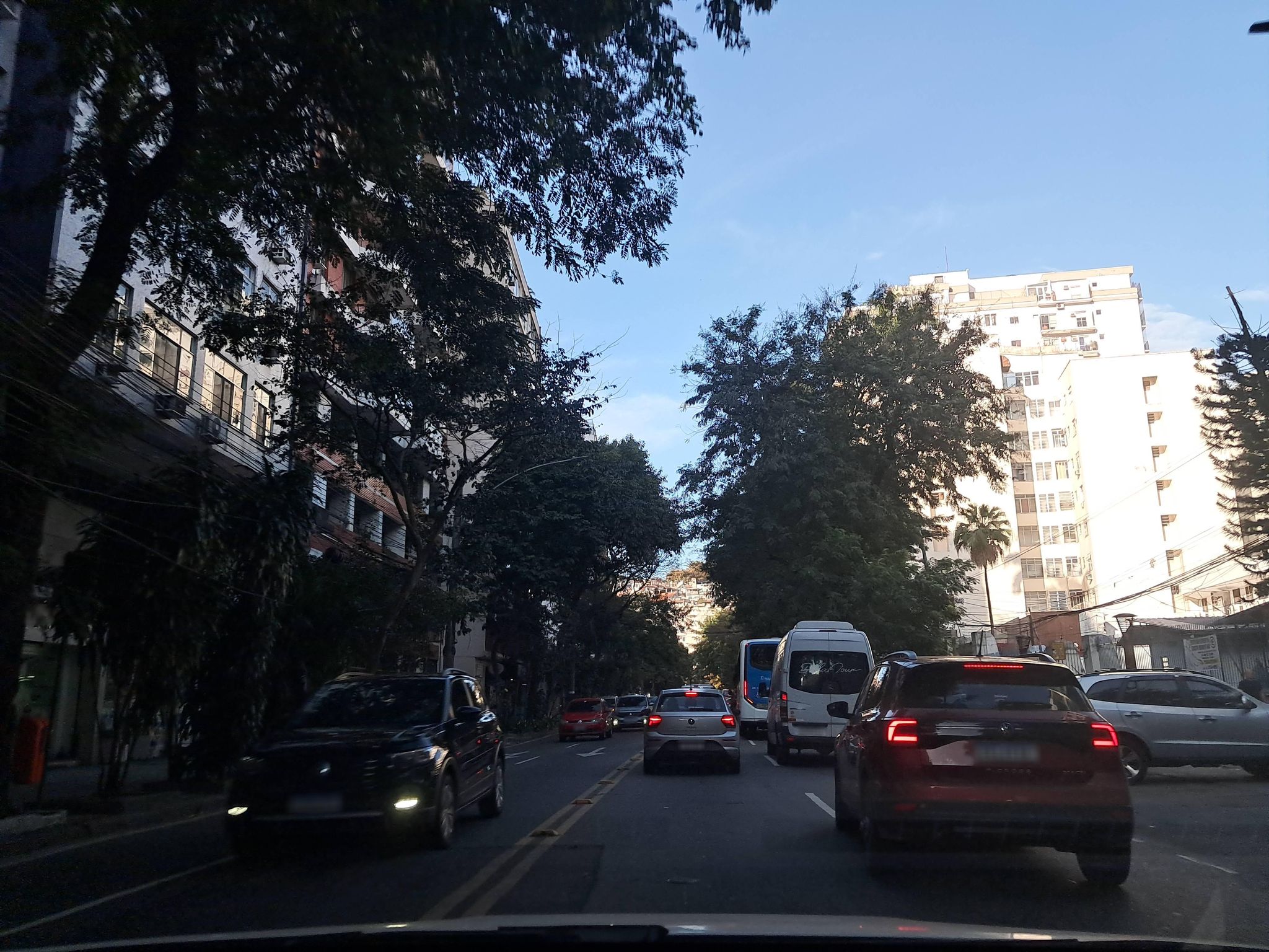 Street-level view near Edifício Climax, Laranjeiras