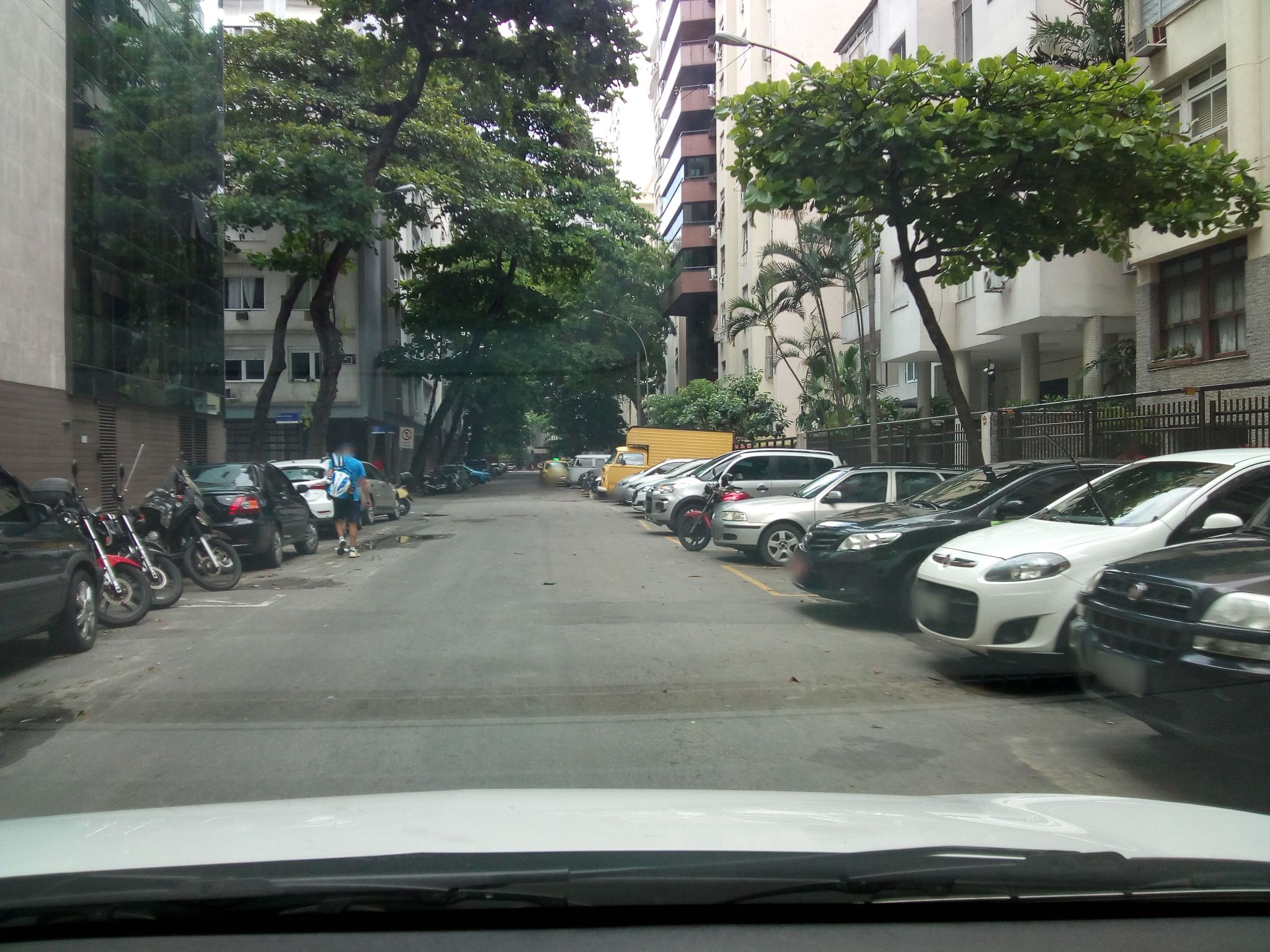 Street-level view near Edifício Cojimar, Leme