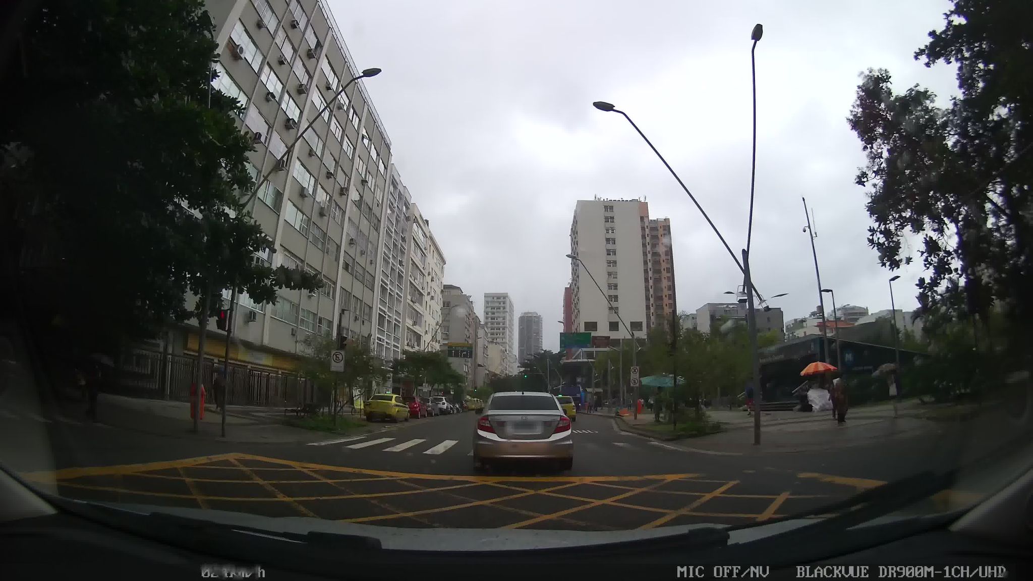 Street-level view near Edifício Colar, Leblon