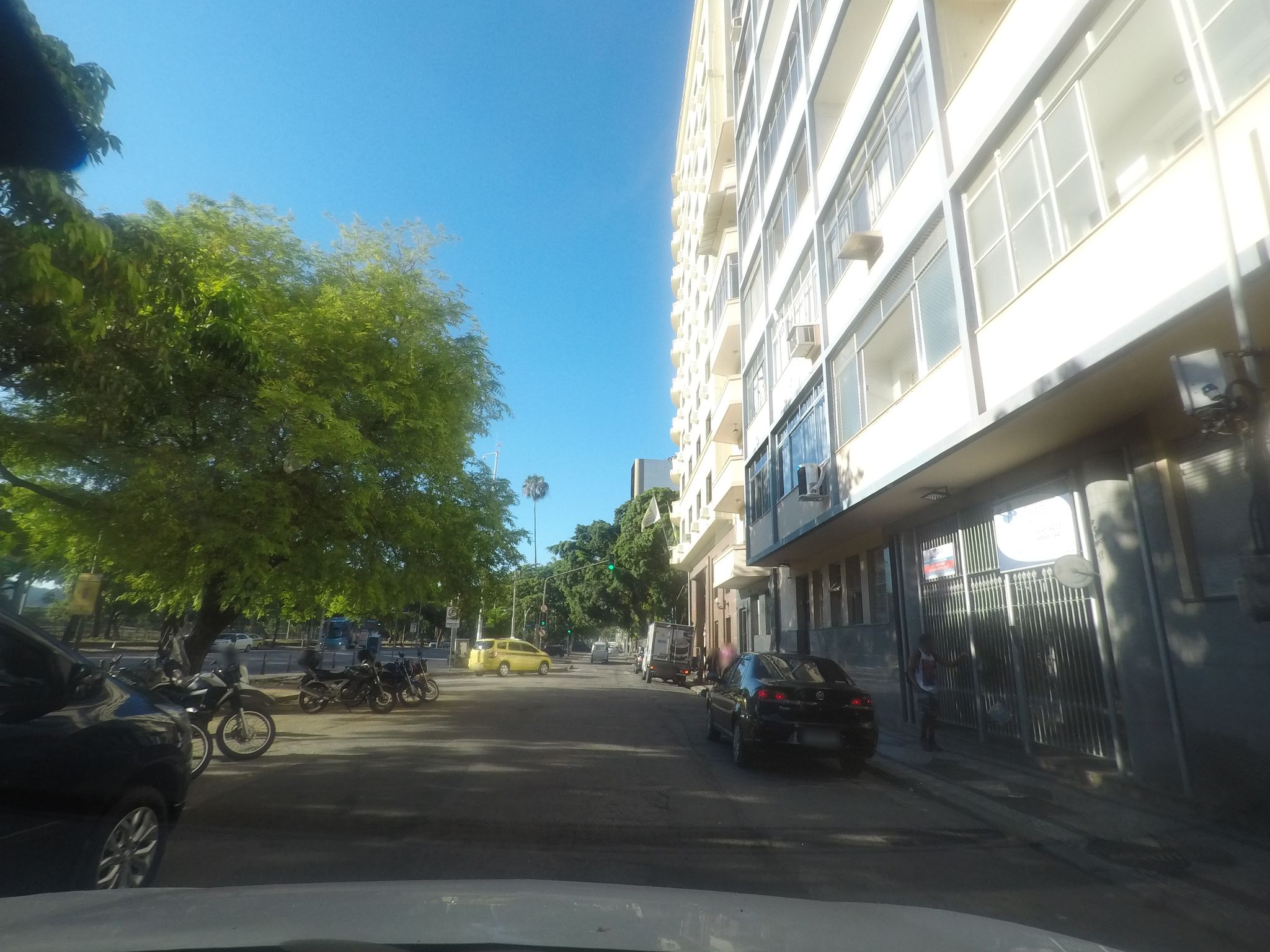Street-level view near Edifício Columbia, Flamengo