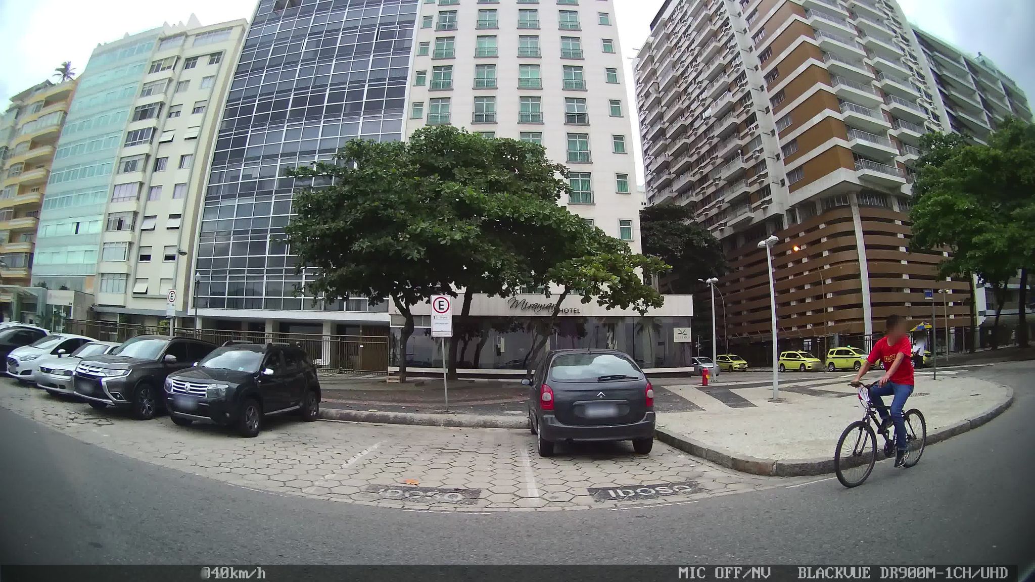 Street-level view near Edifício Comendador Levi Gasparian, Leme