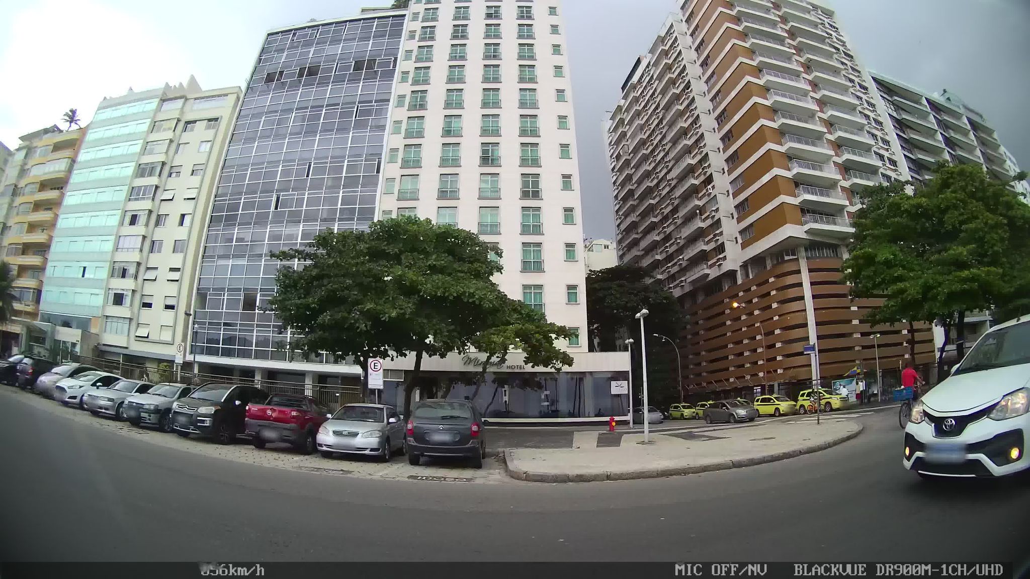 Street-level view near Edifício Comendador Levi Gasparian, Copacabana