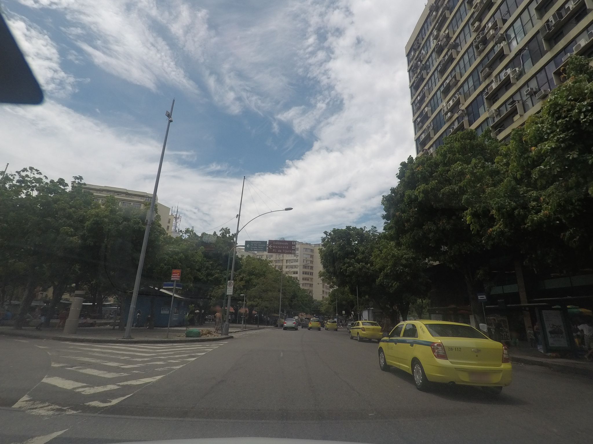 Street-level view near Edifício Comercial São Luíz, Catete