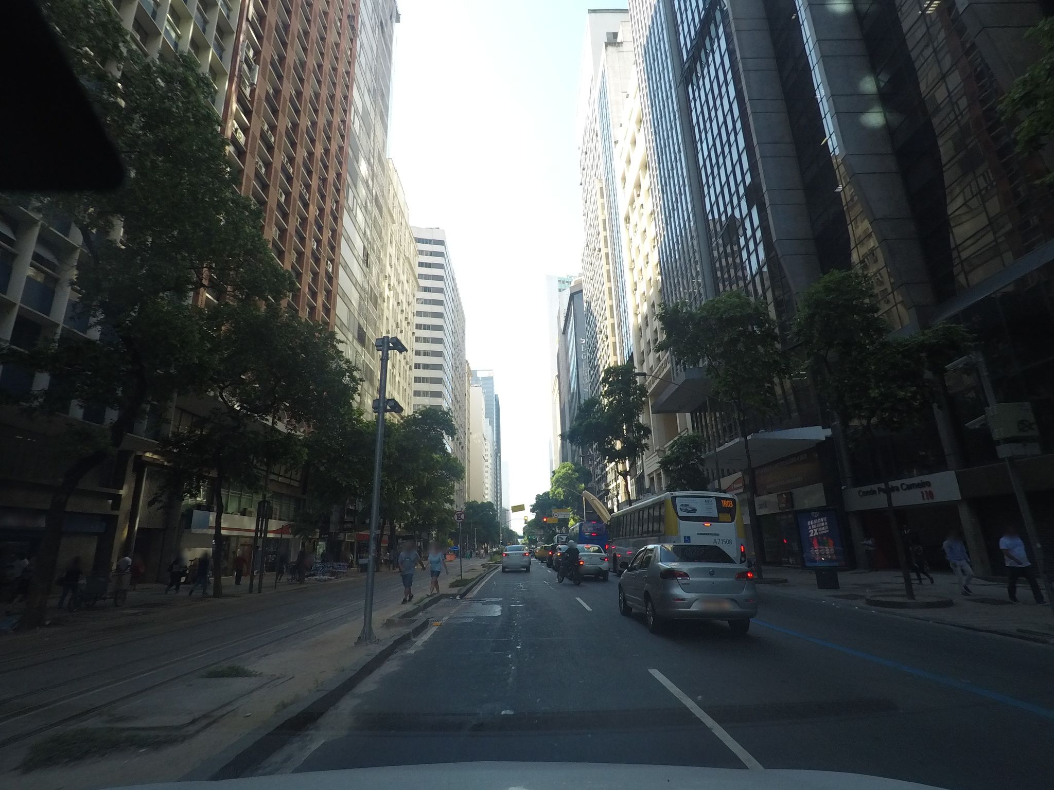 Street-level view near Edifício Comércio e Indústria, Glória