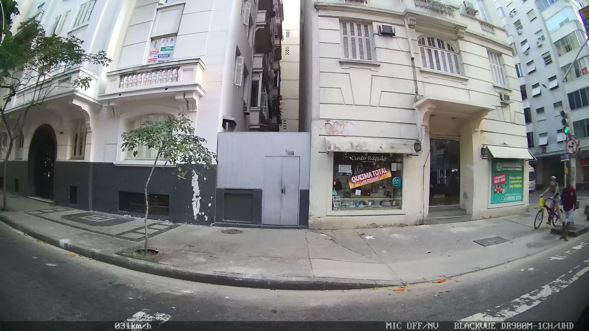 Street-level view near Edificio Comodoro, Copacabana