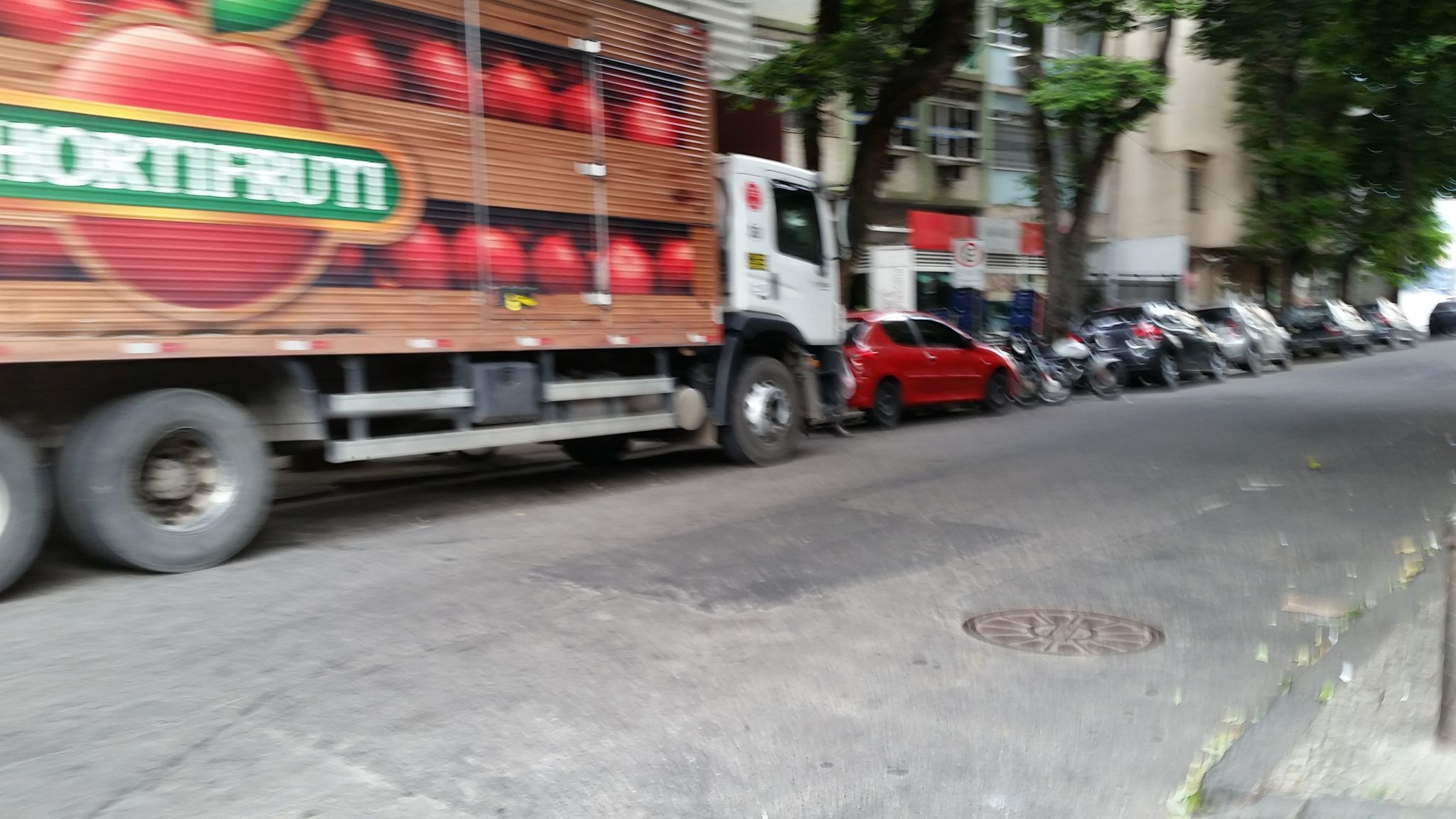 Street-level view near Edifício Conceição, Catete