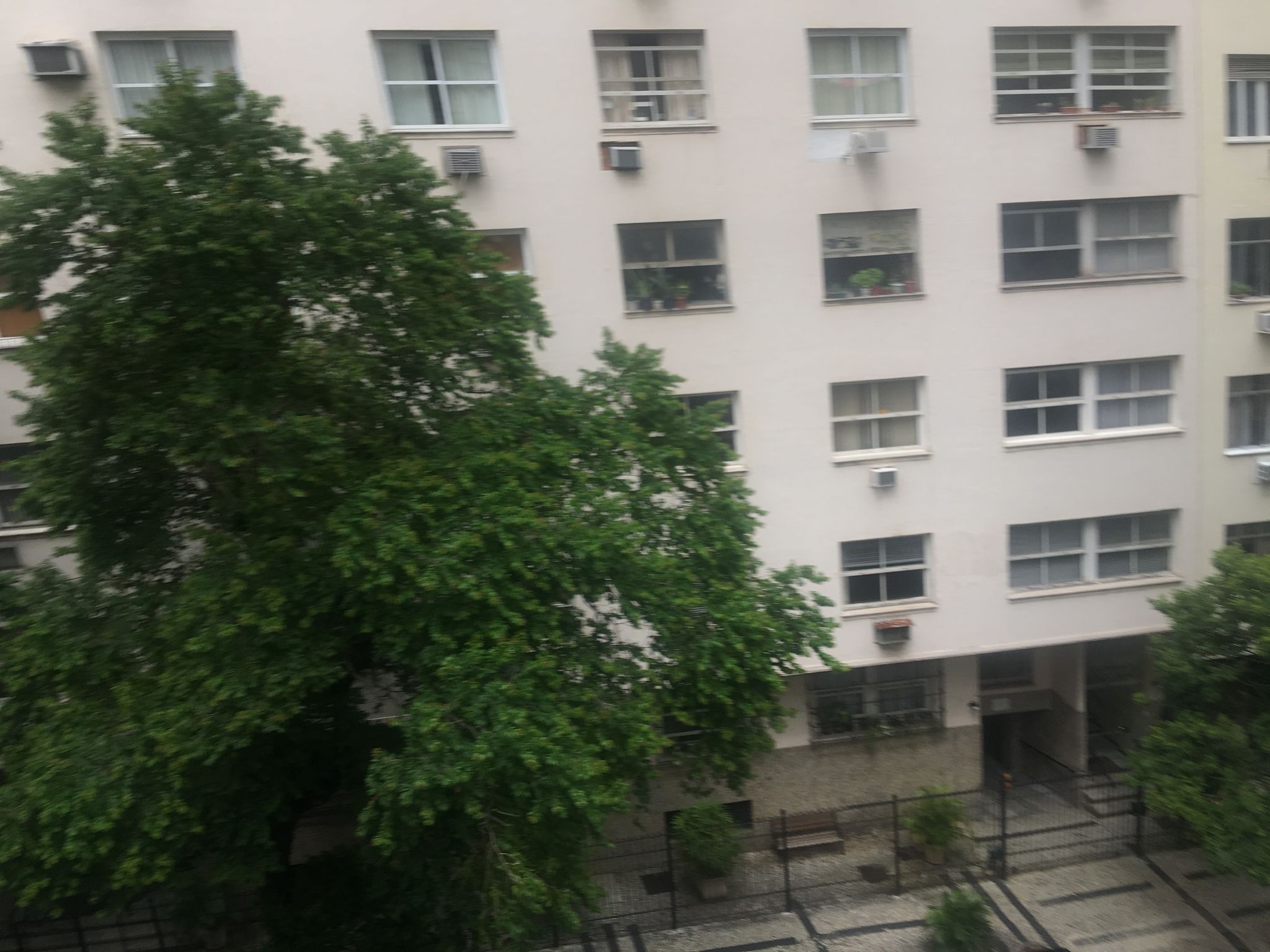 Street-level view near Edifício Concórdia, Copacabana