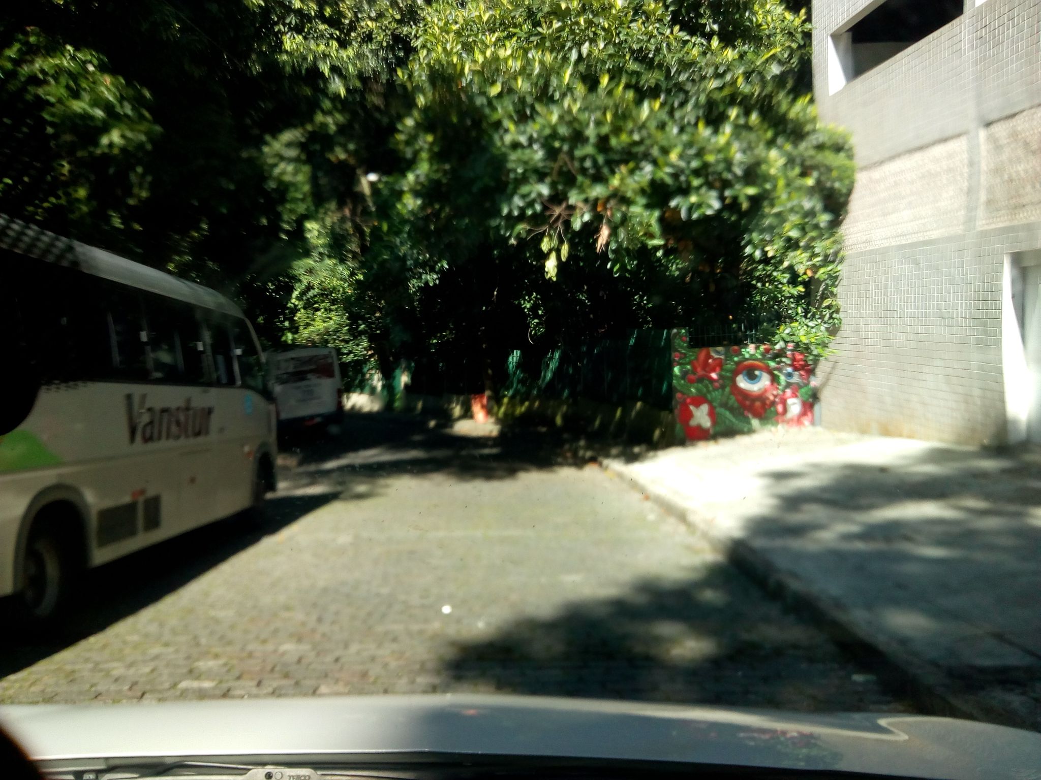 Street-level view near Edifício Cond. Alto Leblon, Leblon