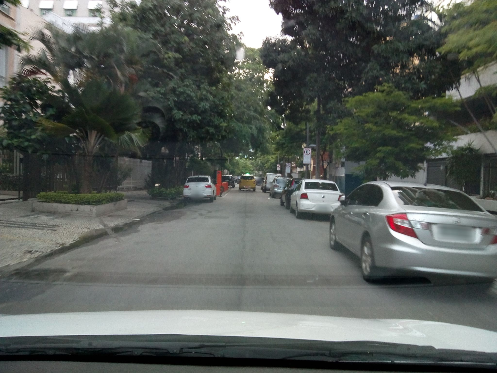 Street-level view near Edifício Condado de Ipanema, Ipanema