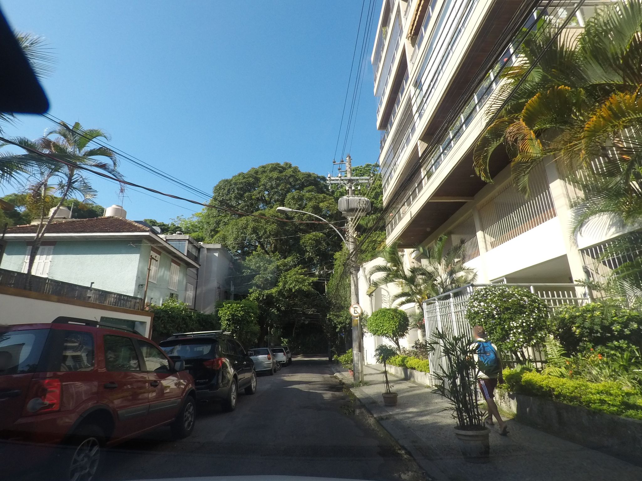 Street-level view near Edifício Conde de Flamboyant, Jardim Botânico