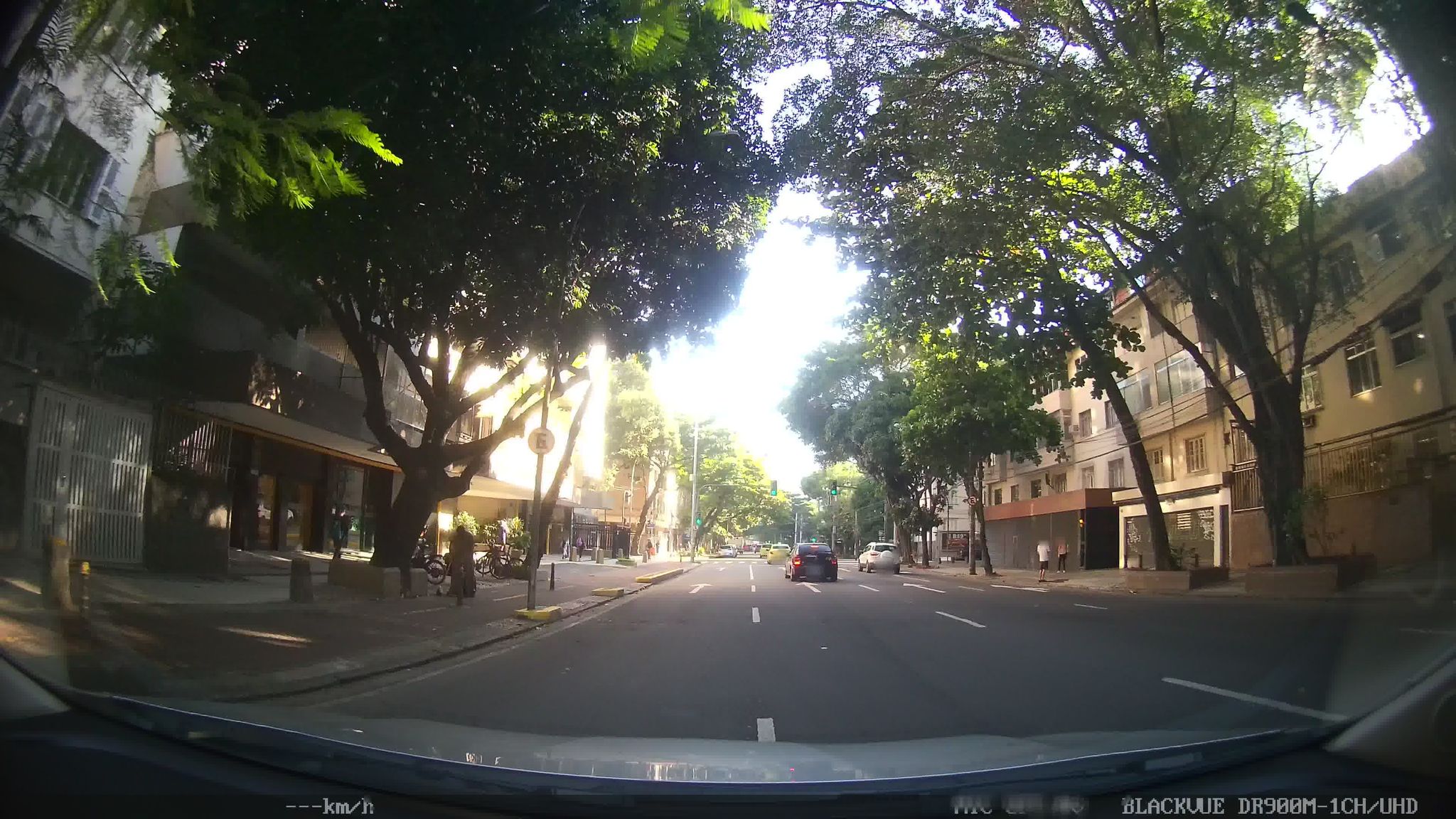 Street-level view near Edifício Conde de Irajá, Leblon