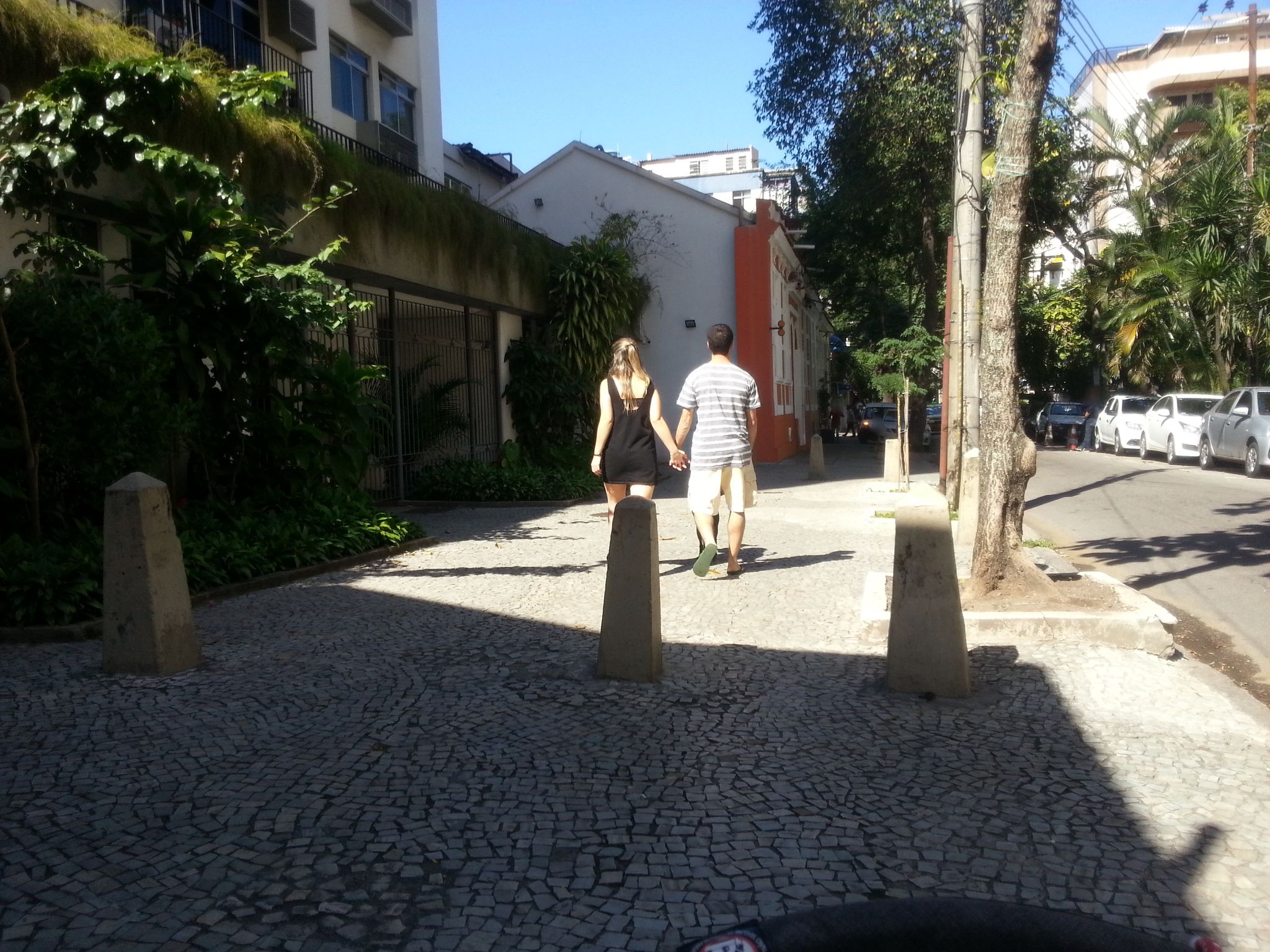 Street-level view near Edifício Conde de Irajá, Botafogo