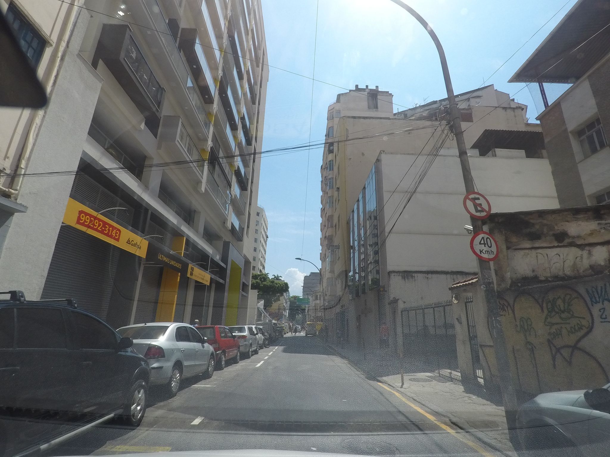 Street-level view near Edifício Conde de Rezende, Centro