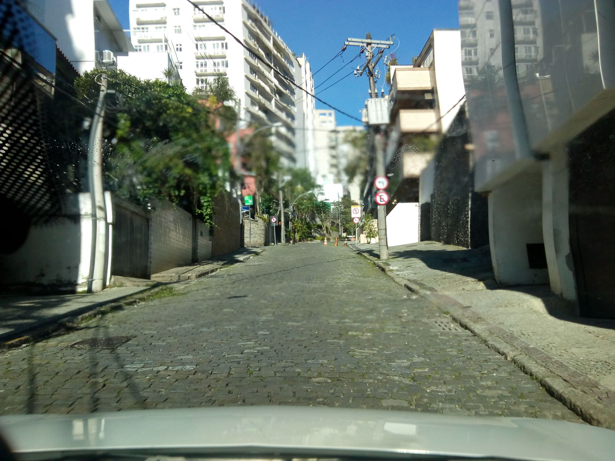 Street-level view near Edifício Conde de Sanoia, Leblon