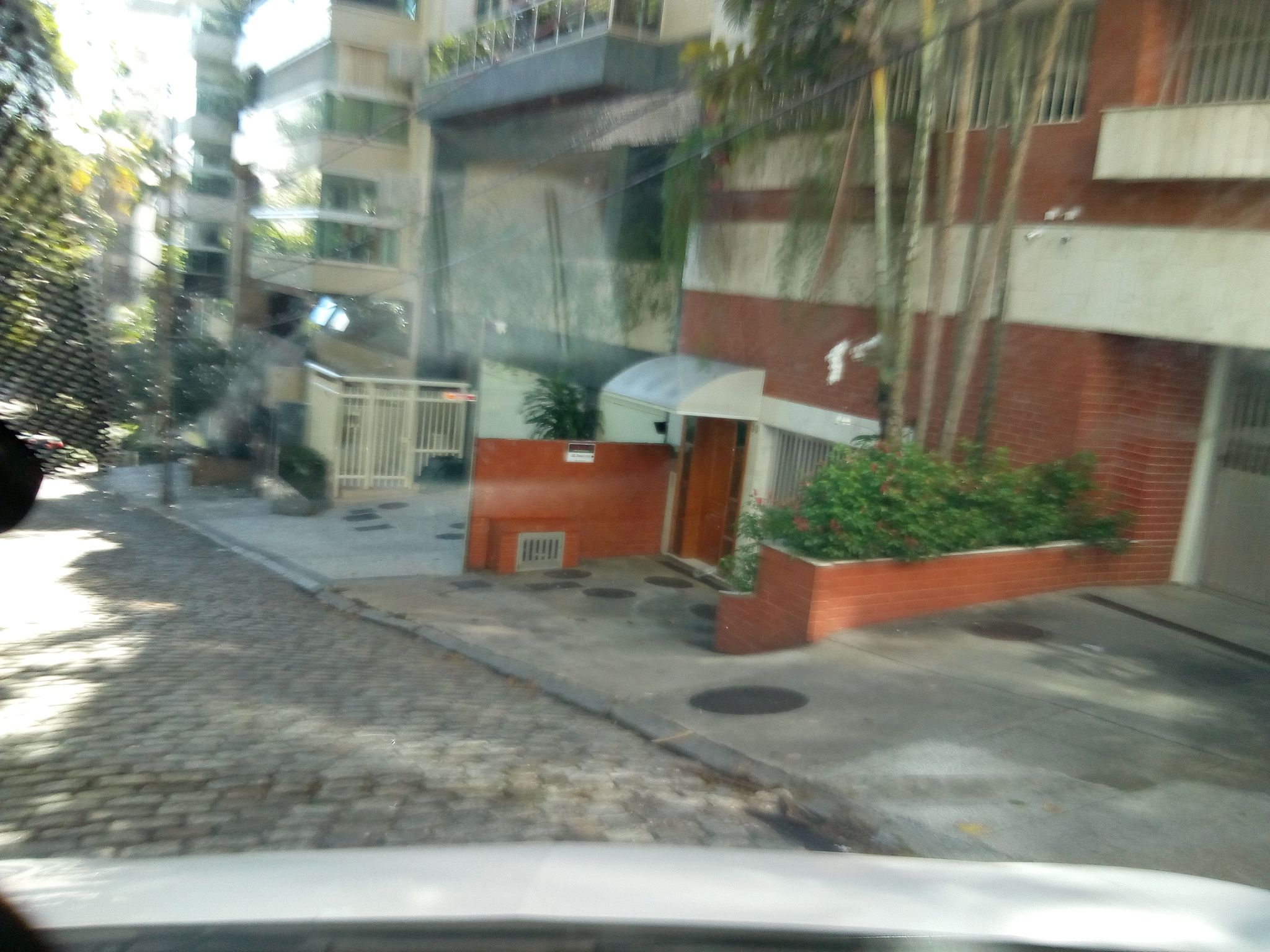 Street-level view near Edifício Conde de Toledo, Leblon
