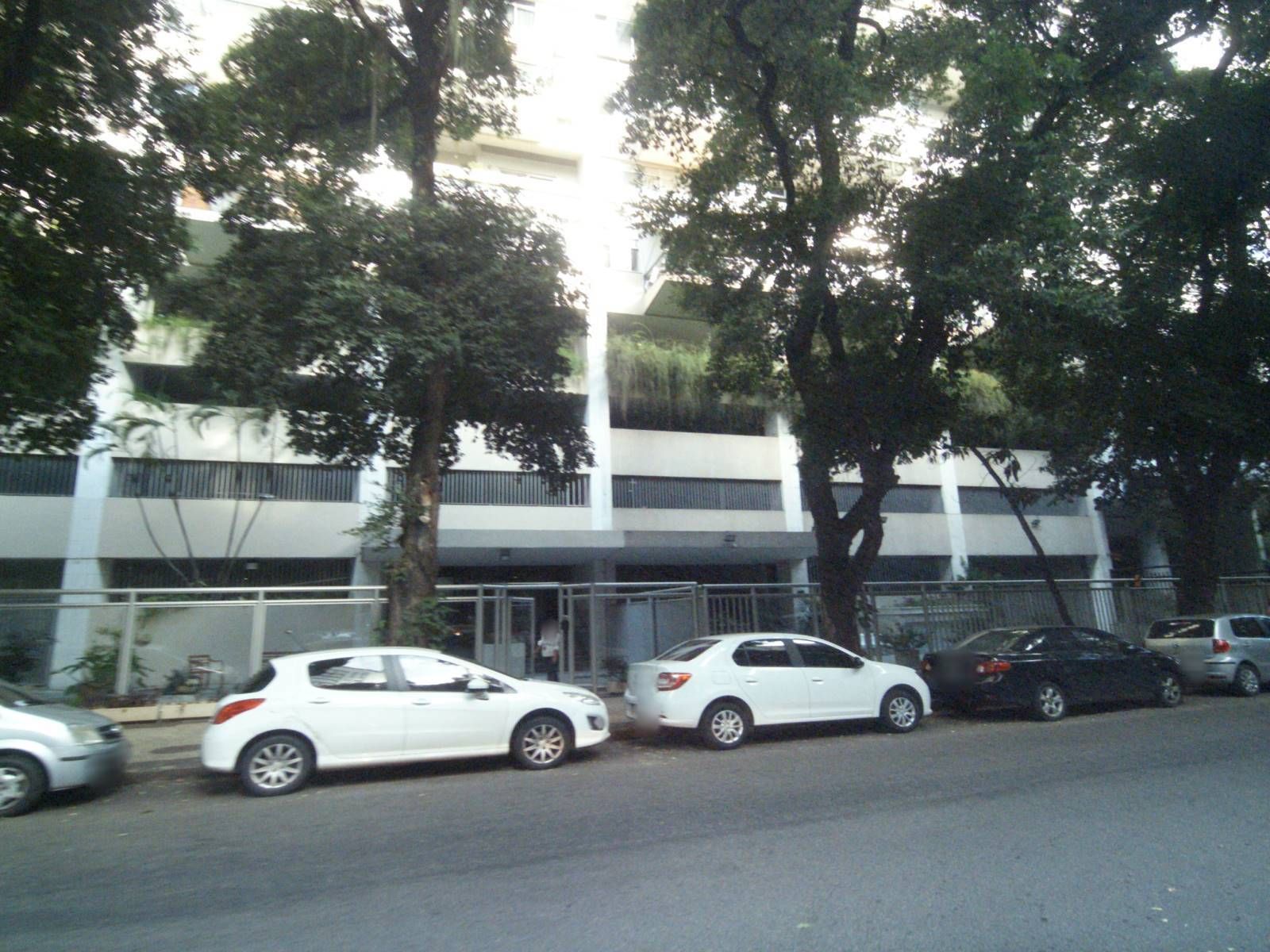 Street-level view near Edifício Conde dos Arcos, Botafogo