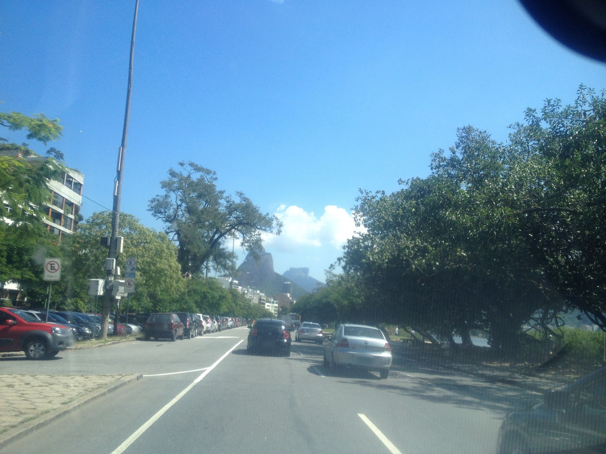 Street-level view near Edifício Conde Du Lal, Ipanema