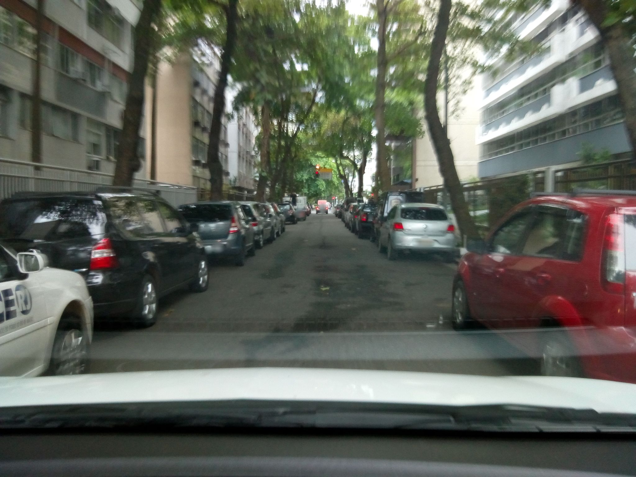 Street-level view near Edifício Conde Gal Urquiza, Leblon