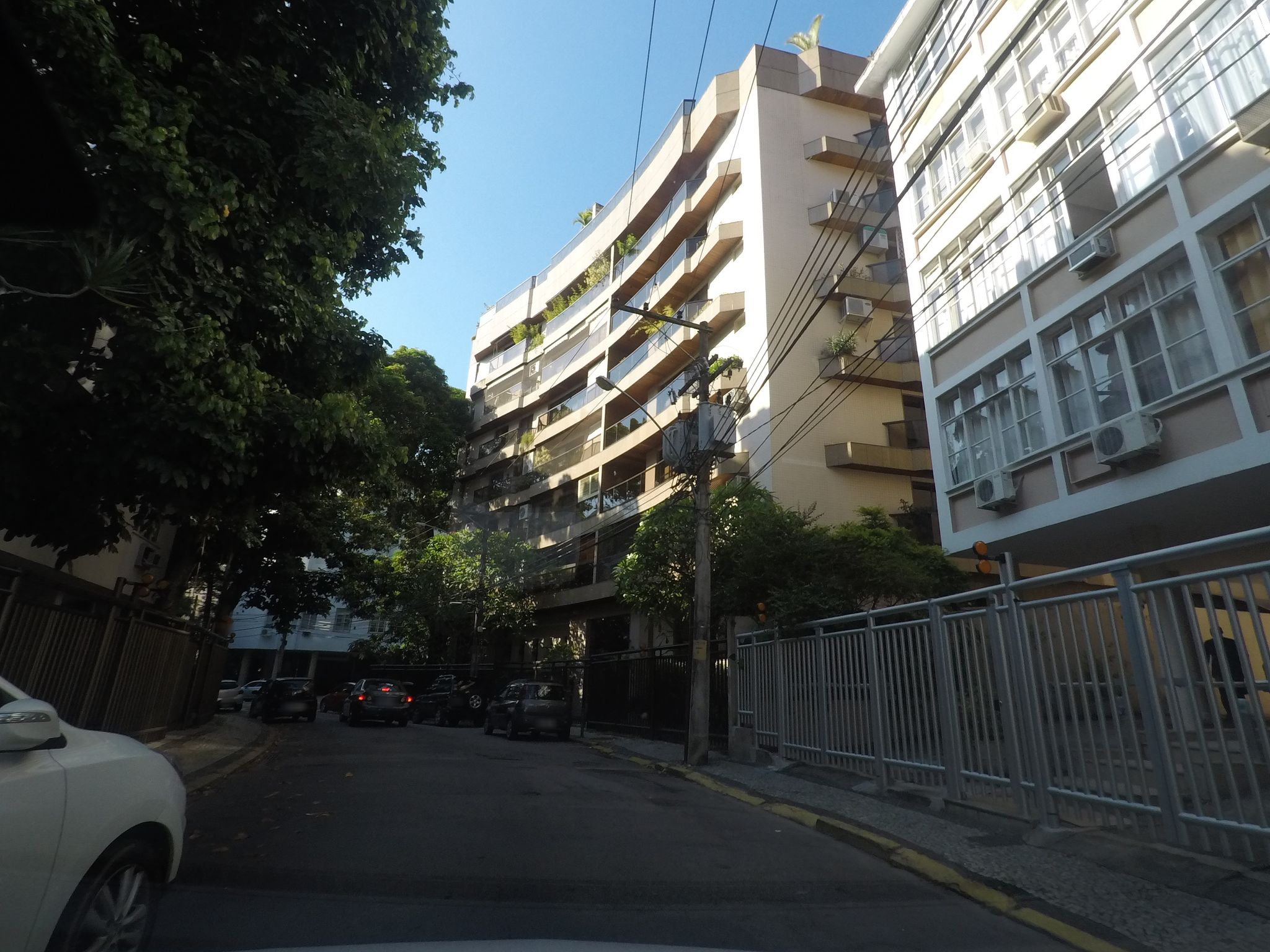 Street-level view near Edifício Conde Marques de Souza, Jardim Botânico