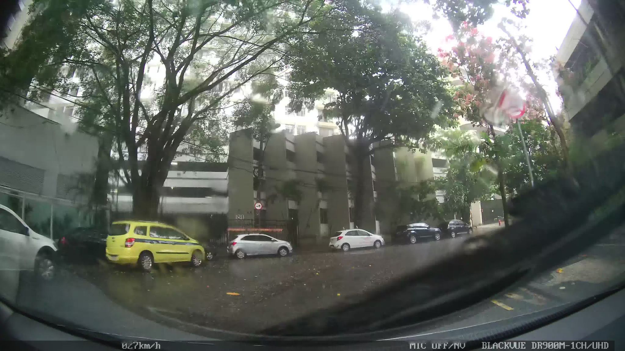 Street-level view near Edifício Congonhas do Campo, Botafogo