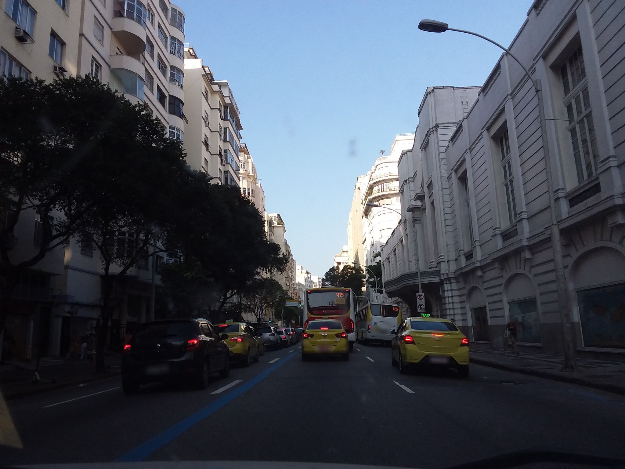 Street-level view near Edifício Constelation, Leme