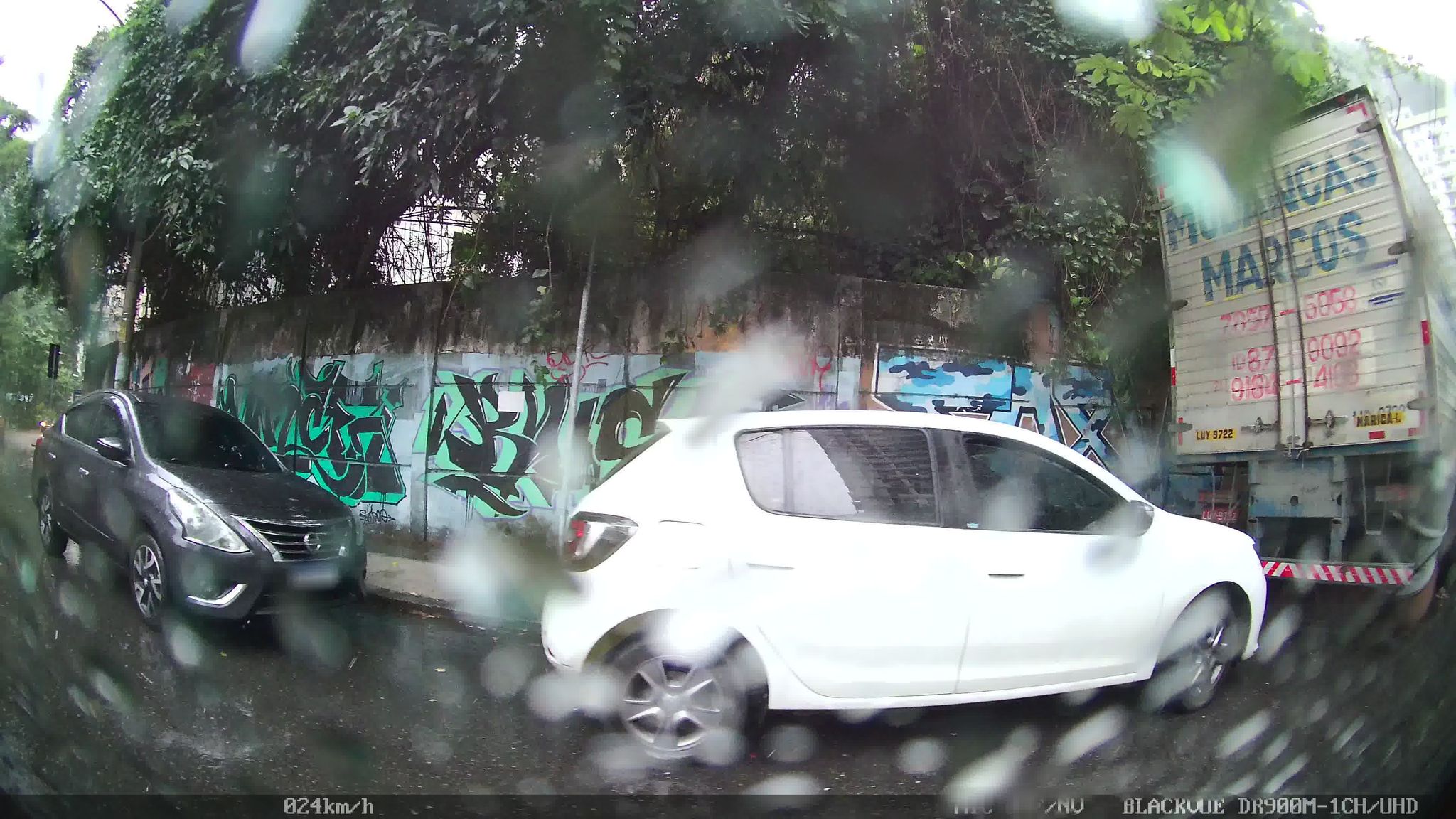 Street-level view near Edifício Contendas, Botafogo