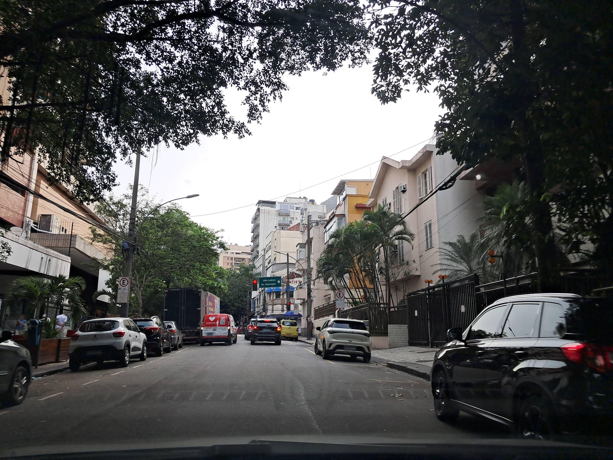 Street-level view near Edifício Conto Livre, Leblon