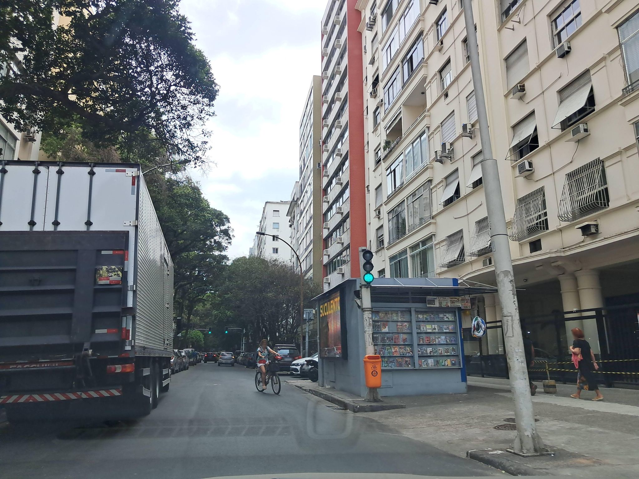 Street-level view near Edifício Coral, Copacabana