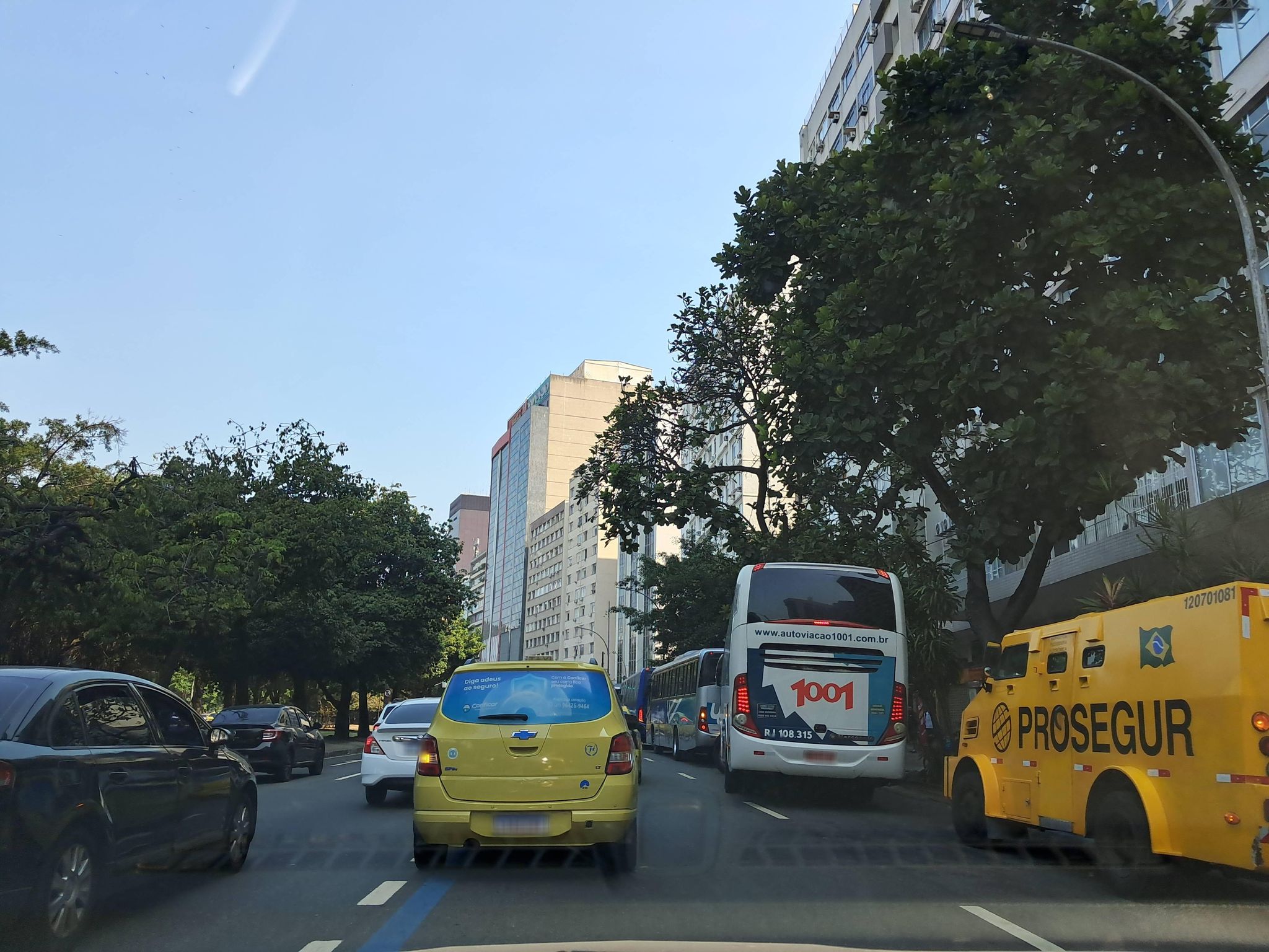 Street-level view near Edifício Coral, Flamengo