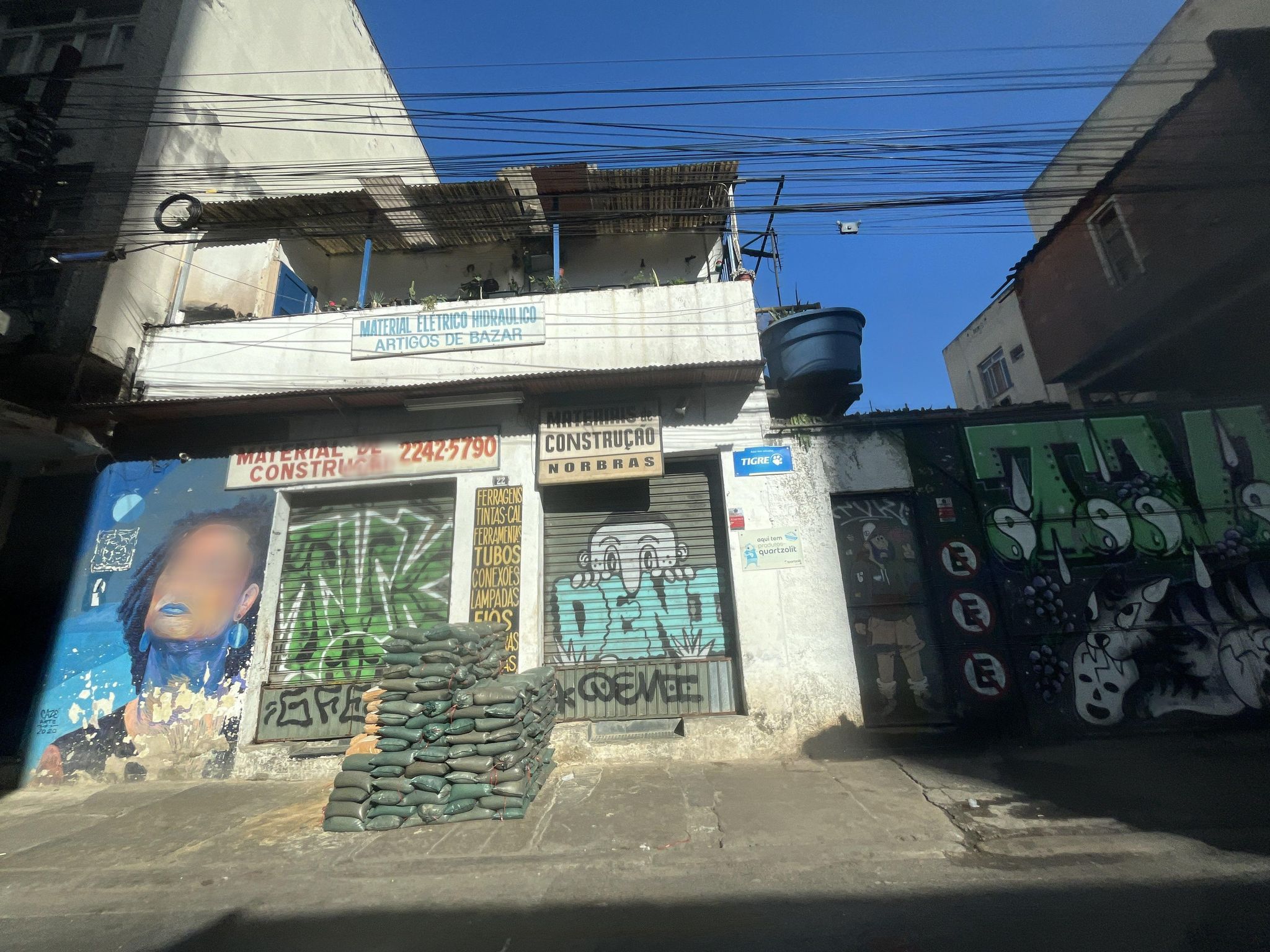Street-level view near Edifício Cordeiro da Graca, Santa Teresa