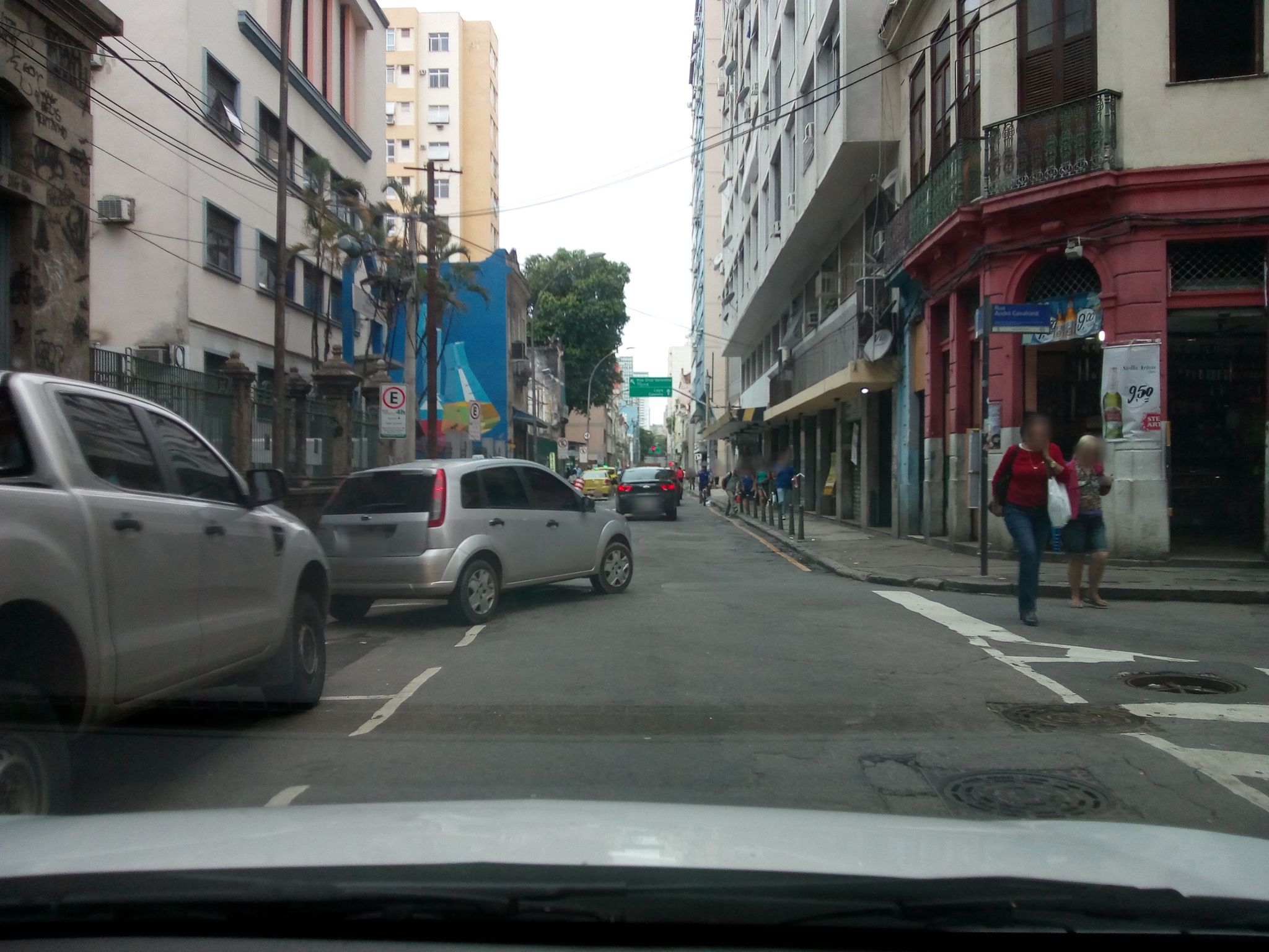 Street-level view near Edifício Cordeiro da Graca, Centro