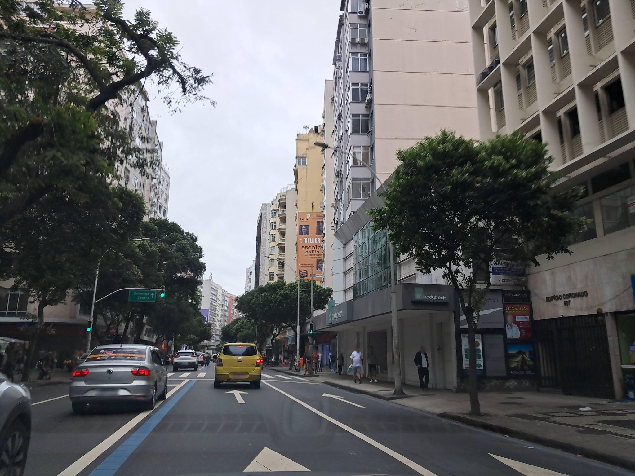Street-level view near Edifício Coronado, Leme