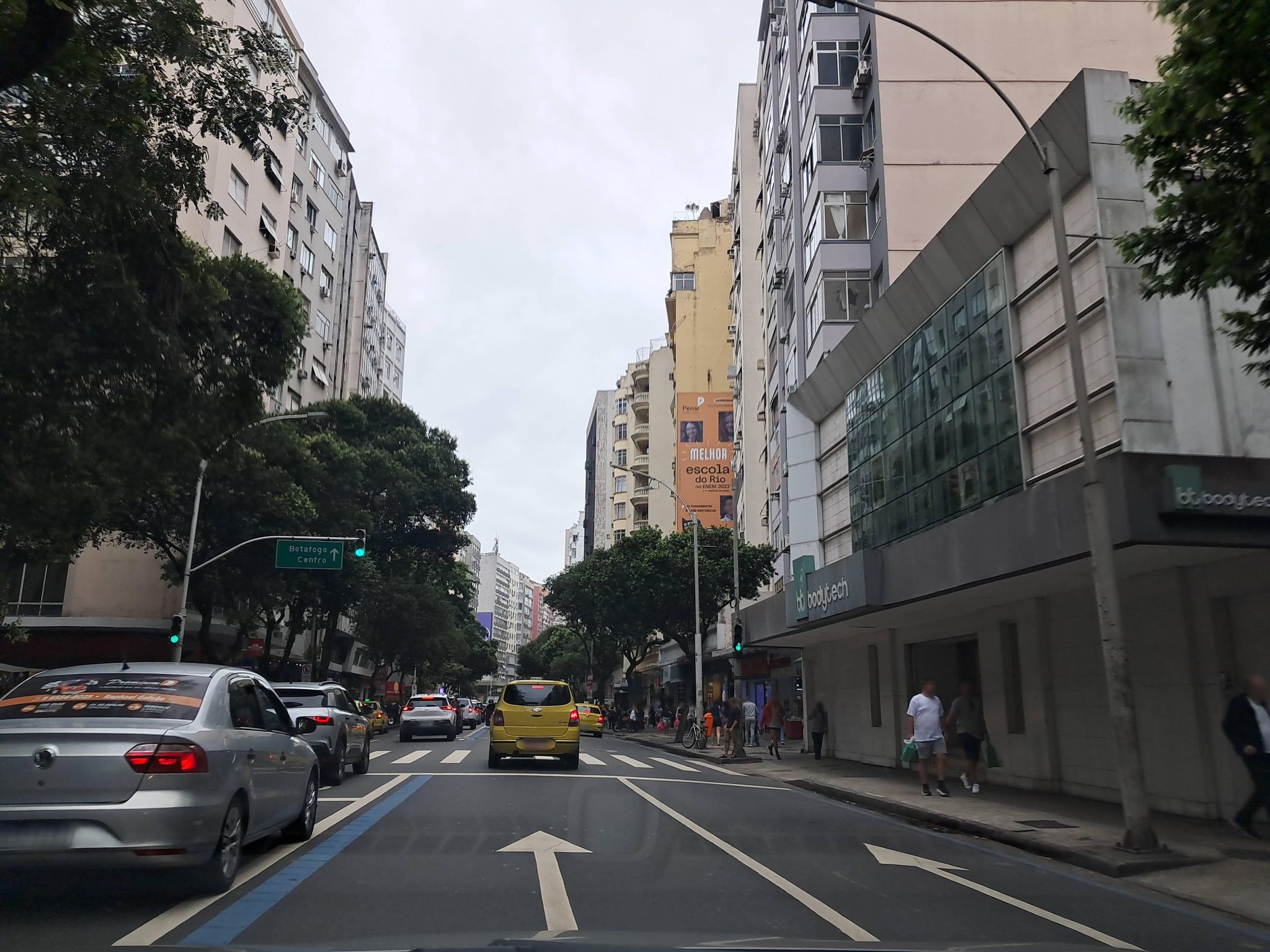 Street-level view near Edifício Coronado, Copacabana