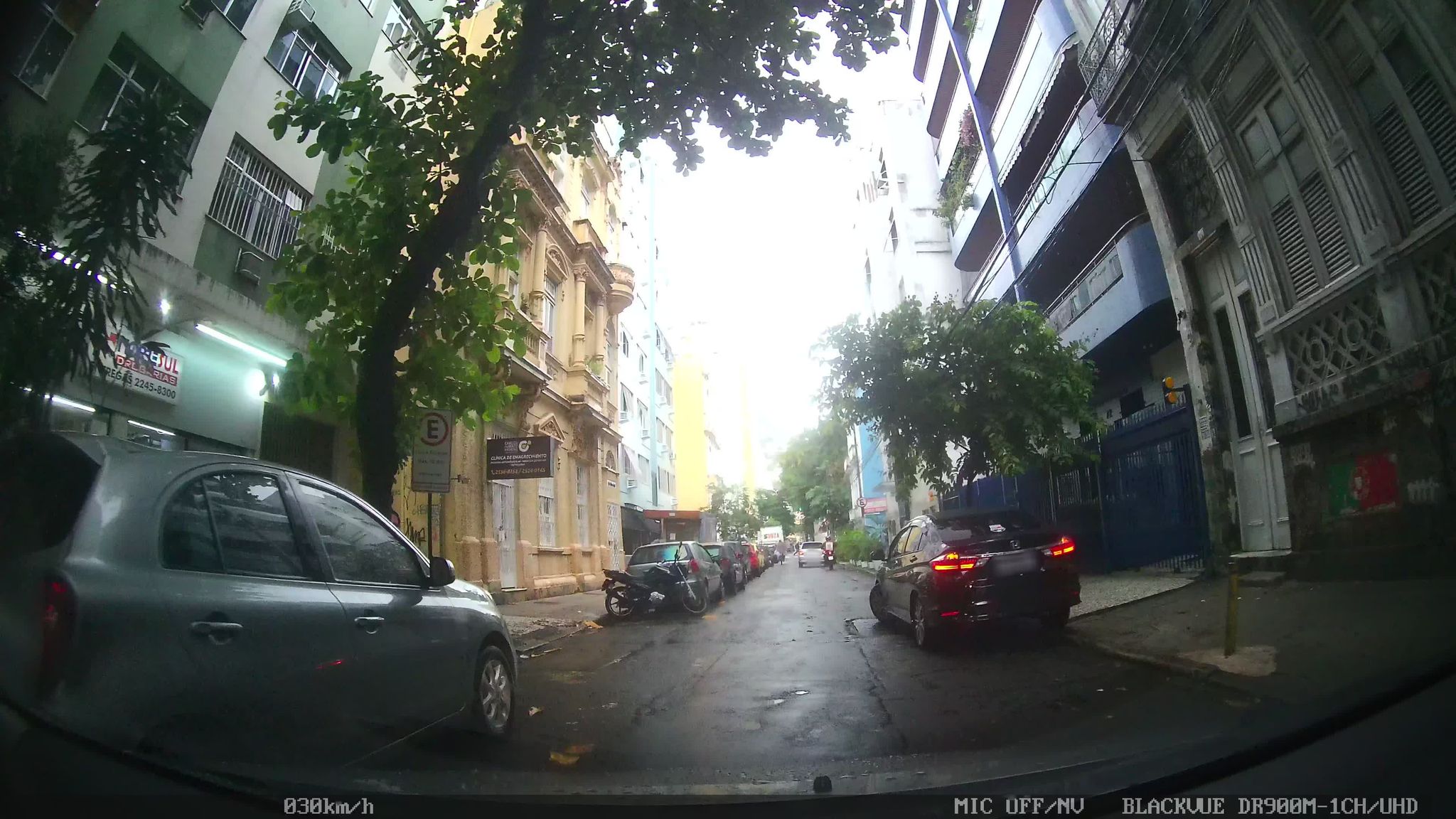 Street-level view near Edifício Correa Dutra, Catete