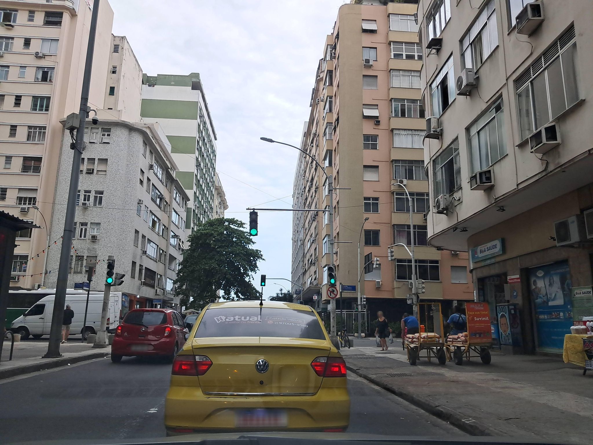 Street-level view near Edifício Corumbá, Copacabana