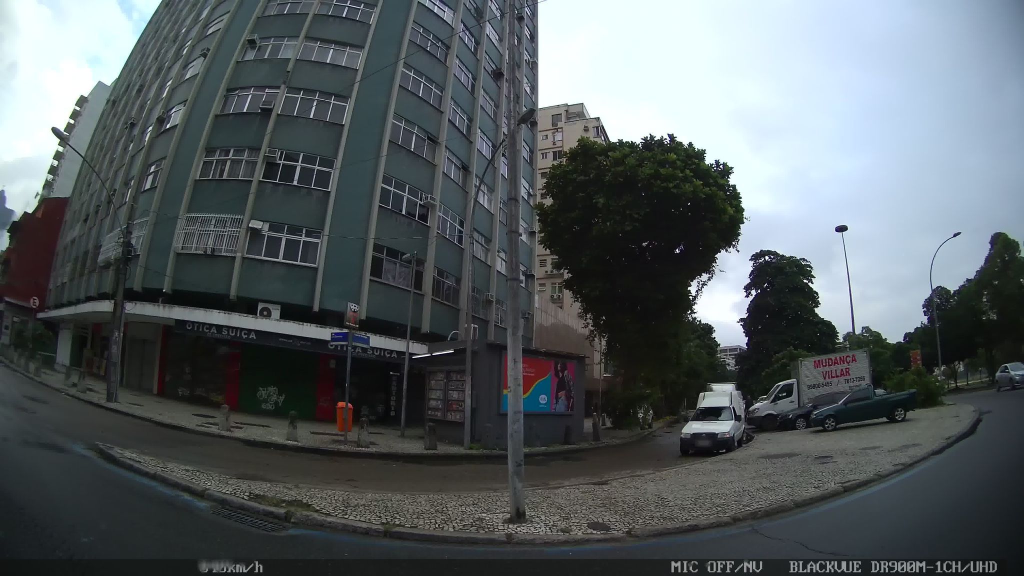 Street-level view near Edifício Costa do Sol, Flamengo