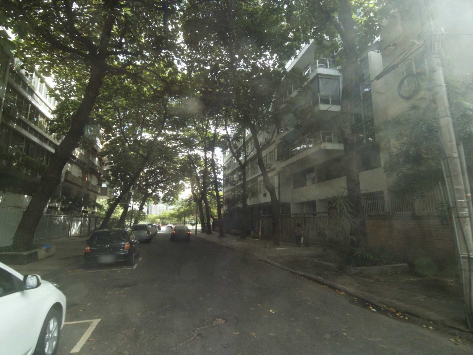 Street-level view near Edifício Côte D Azur, Lagoa
