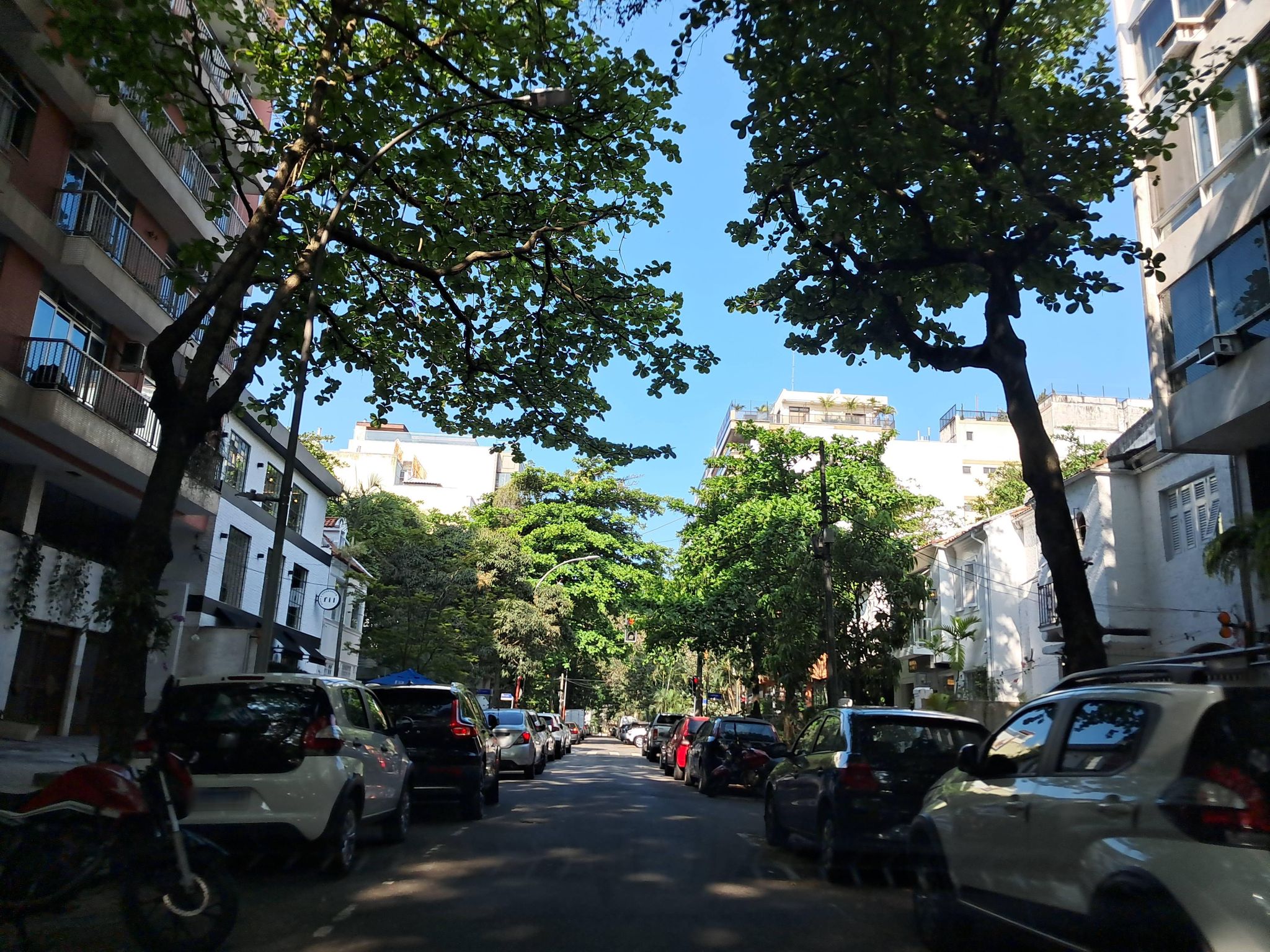 Street-level view near Edifício Cote Dazul, Ipanema