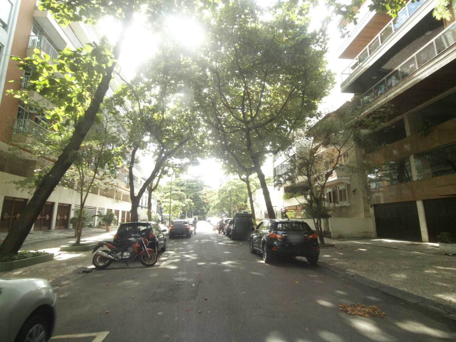 Street-level view near Edifício Cote Dazur, Ipanema