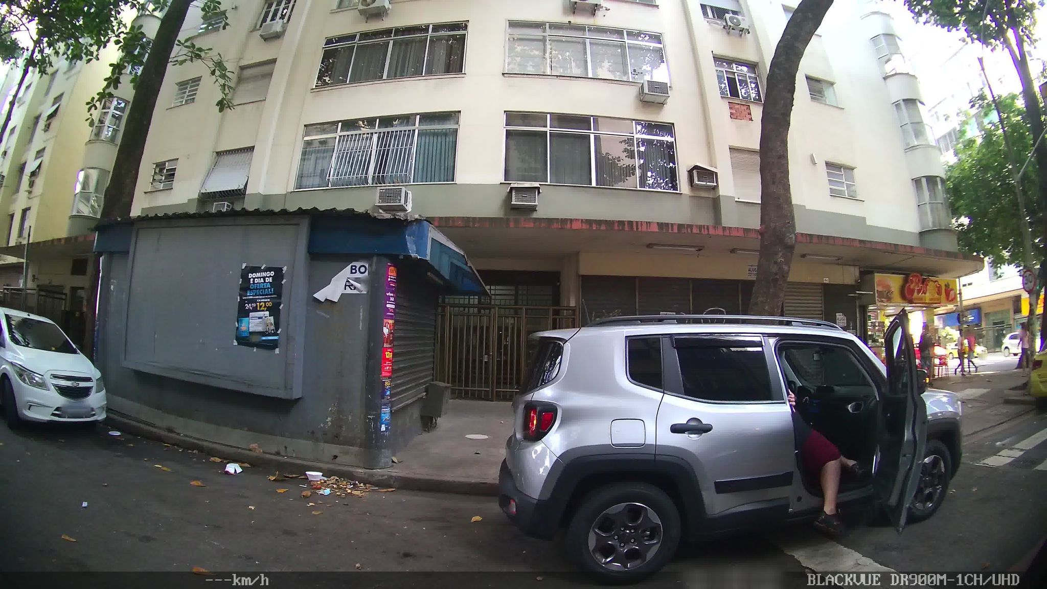Street-level view near Edifício Country, Copacabana