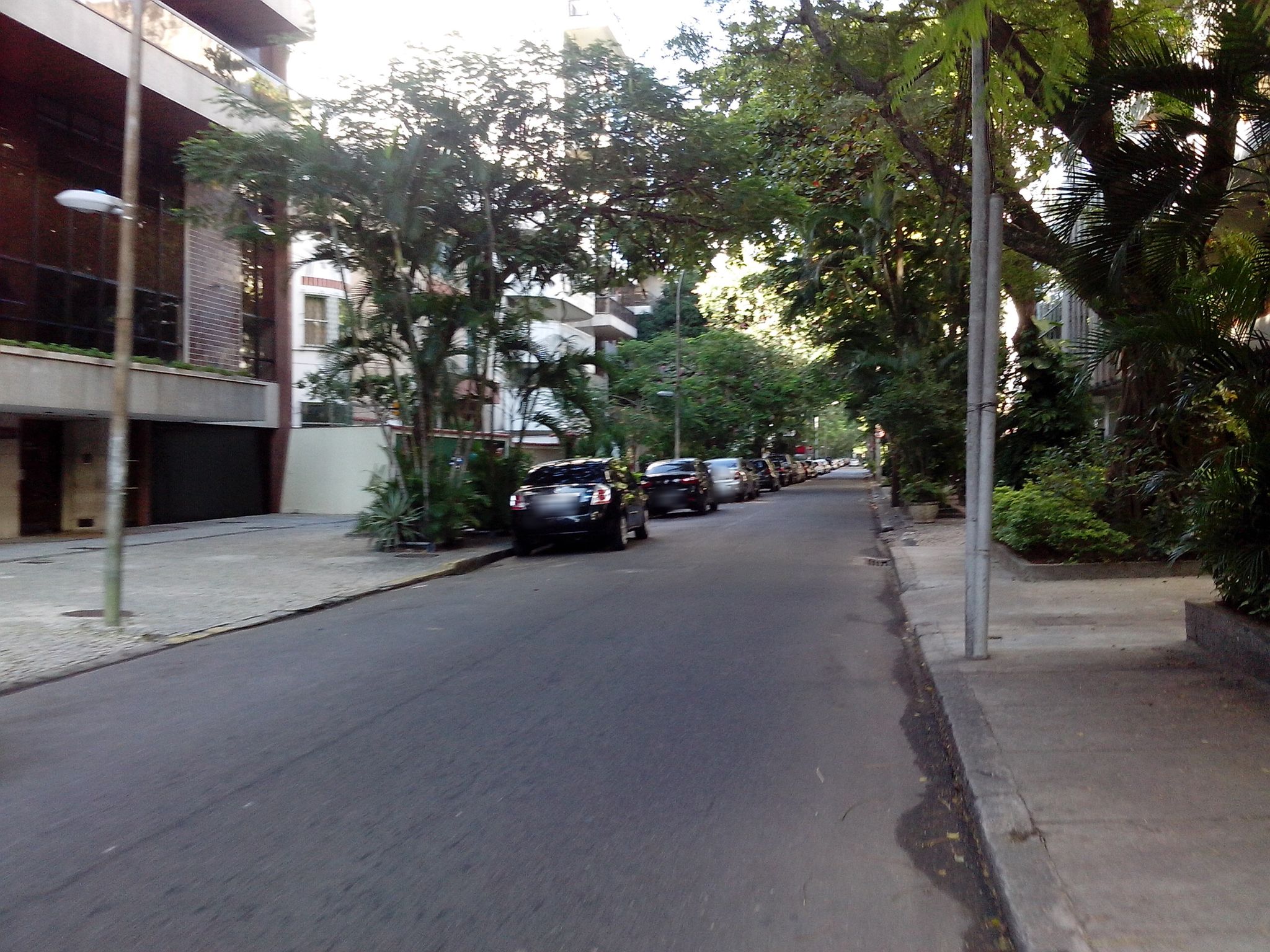 Street-level view near Edifício Courchevel, Ipanema
