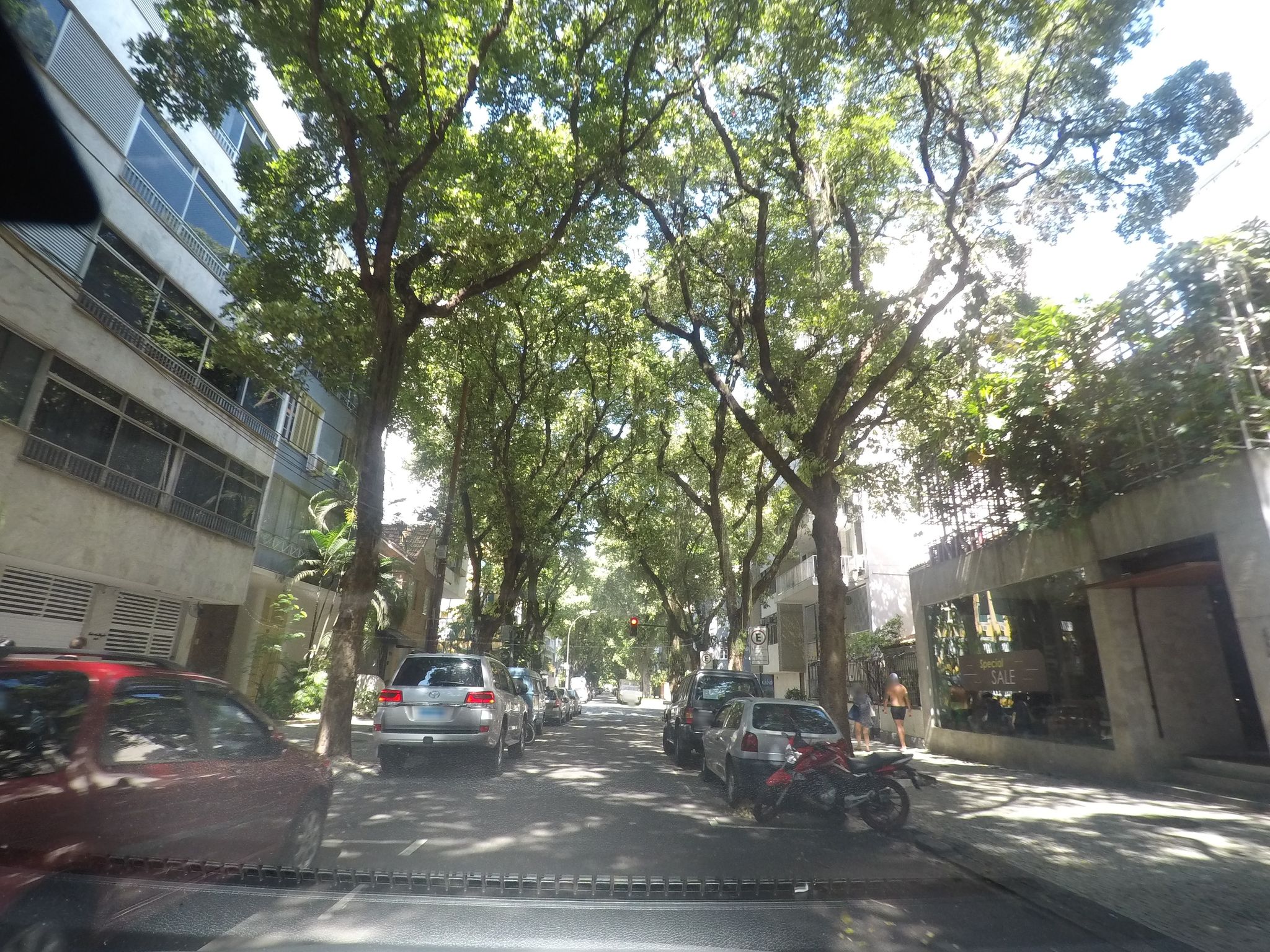 Street-level view near Edifício Cristal Park, Ipanema
