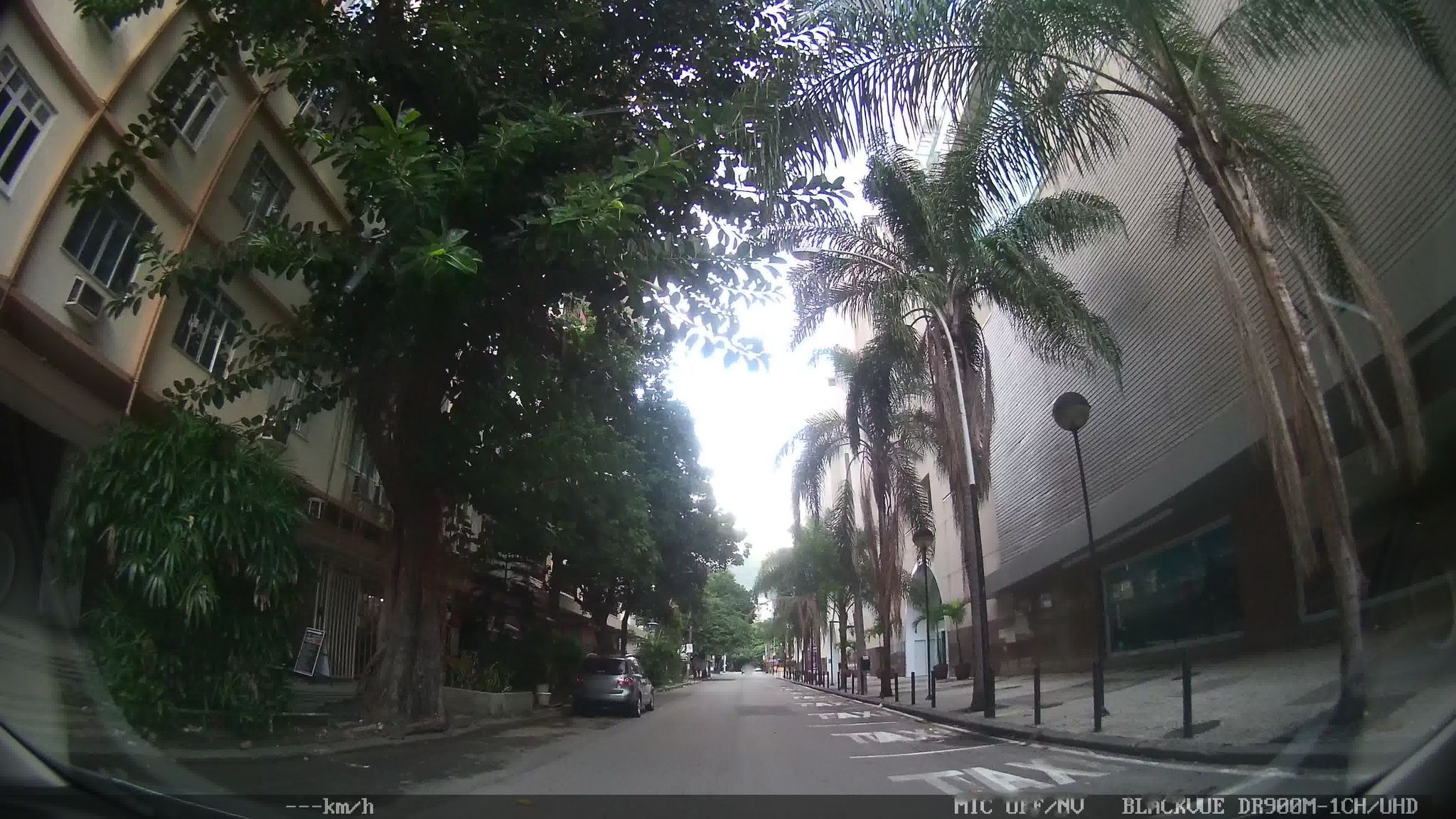 Street-level view near Edifício Cristian Andersen, Botafogo
