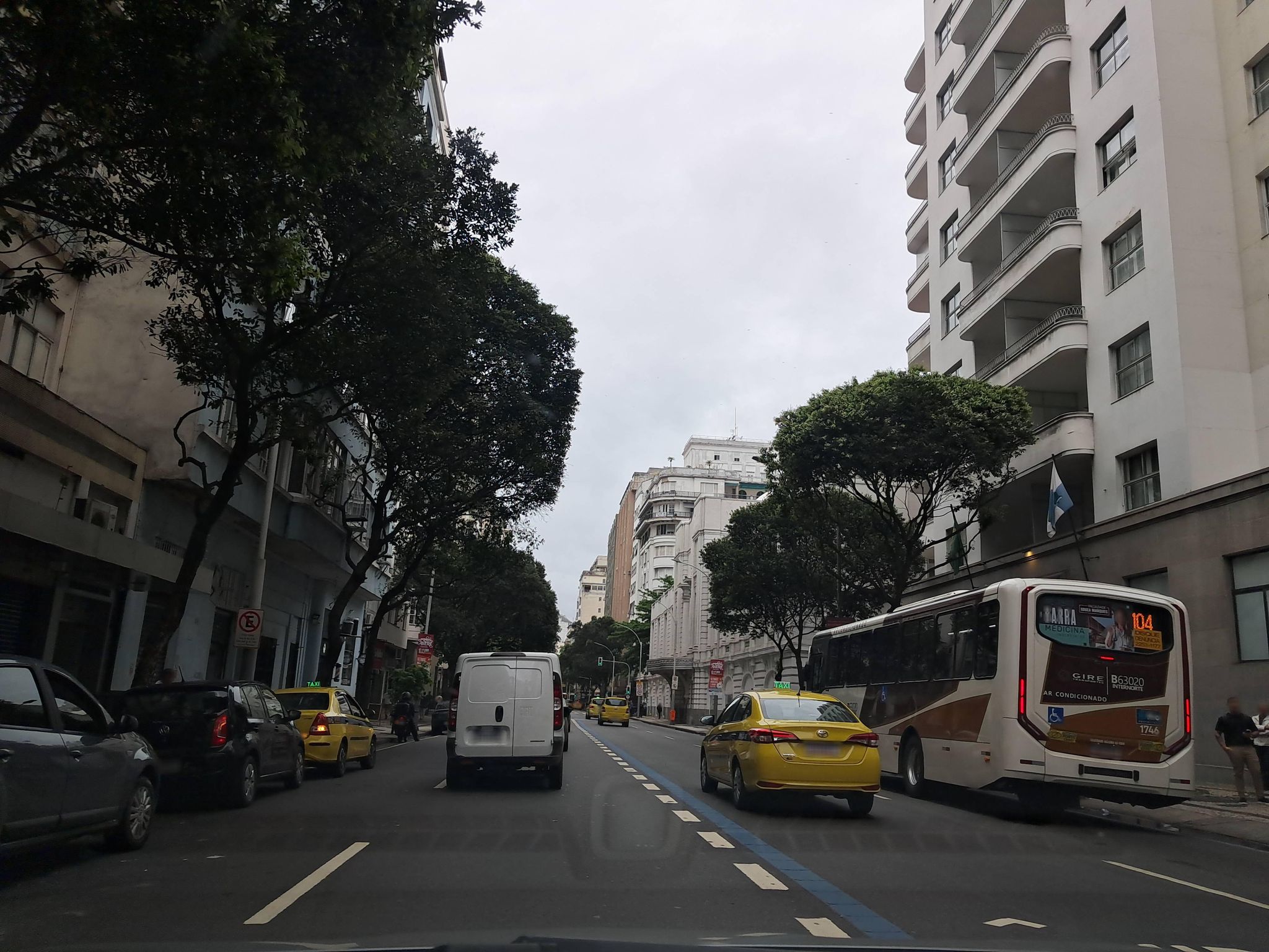 Street-level view near Edifício Cruzeiro do Sul, Leme