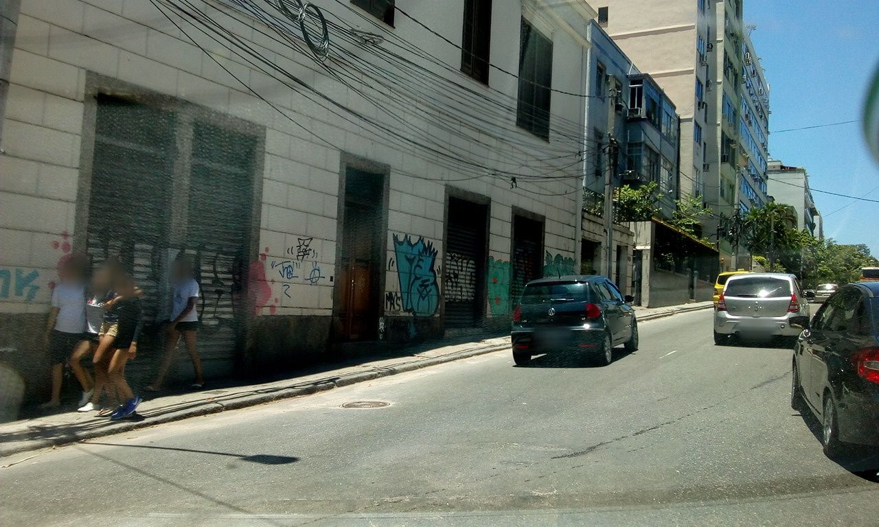 Street-level view near Edifício Cuna Plaza, Laranjeiras