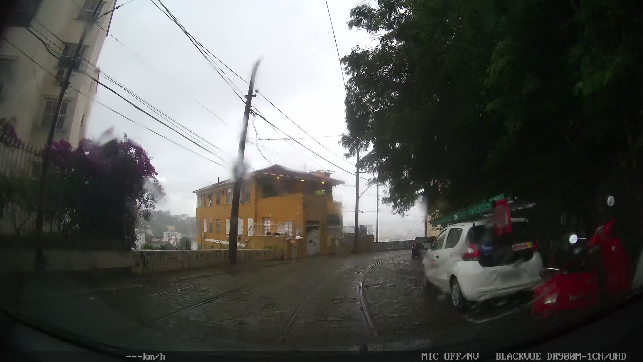 Street-level view near Edifício Curvelo, Santa Teresa