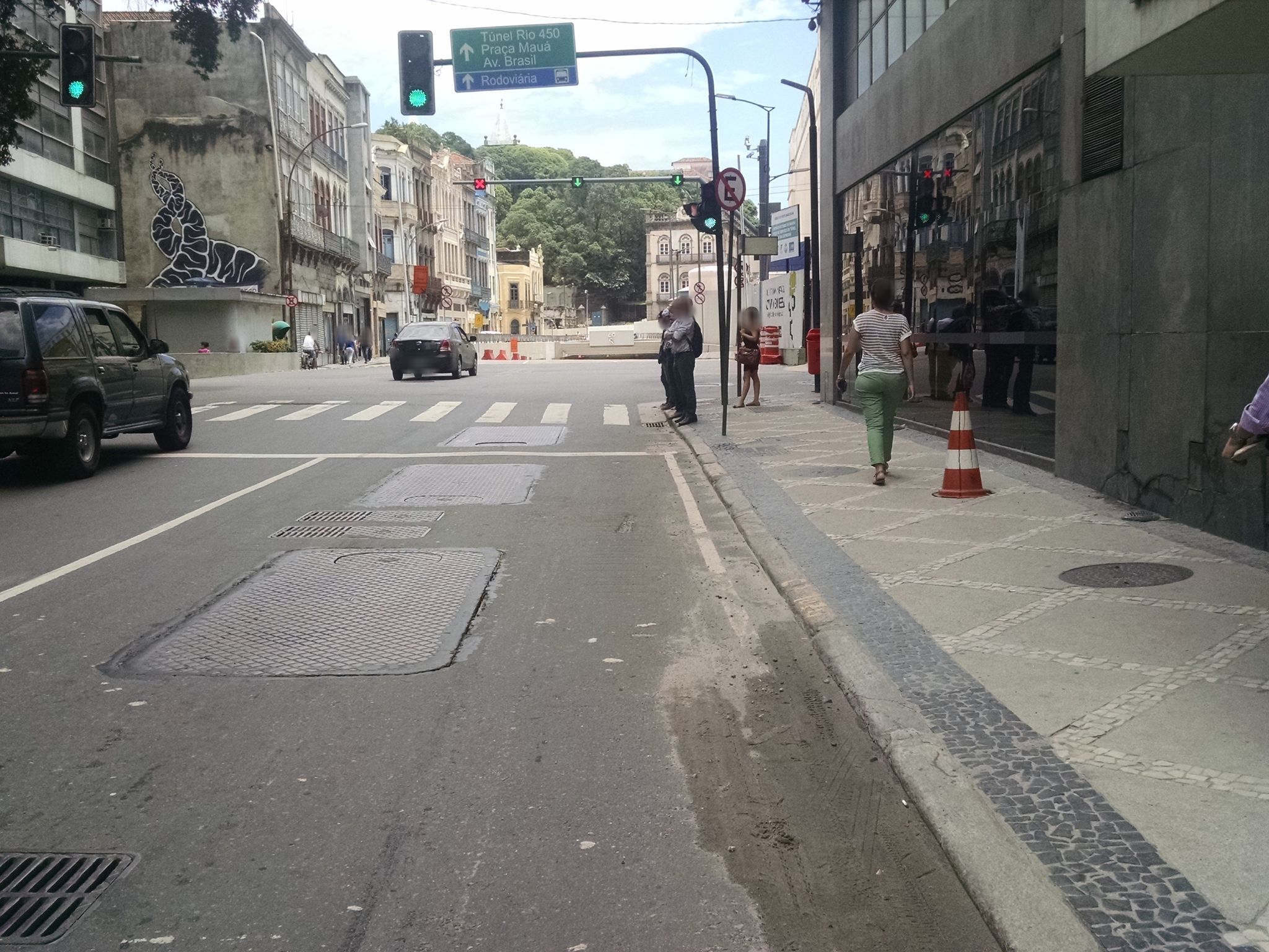 Street-level view near Edifício da Fé, Centro